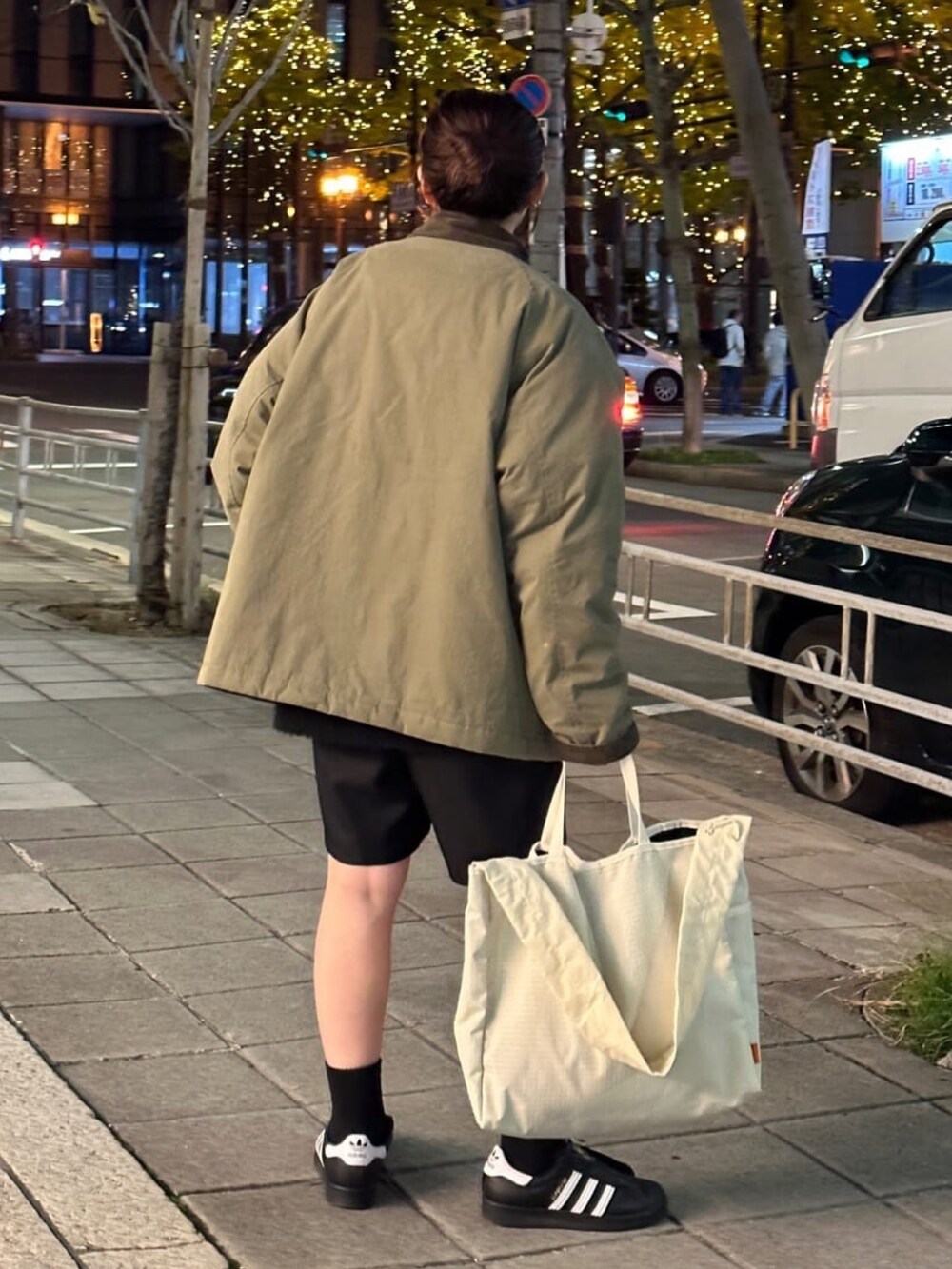 ホワイト系のショルダーバッグ、ブラック系のその他パンツ、グレー系のニット/セーターを着用したレディースの冬コーディネートの2枚目の写真