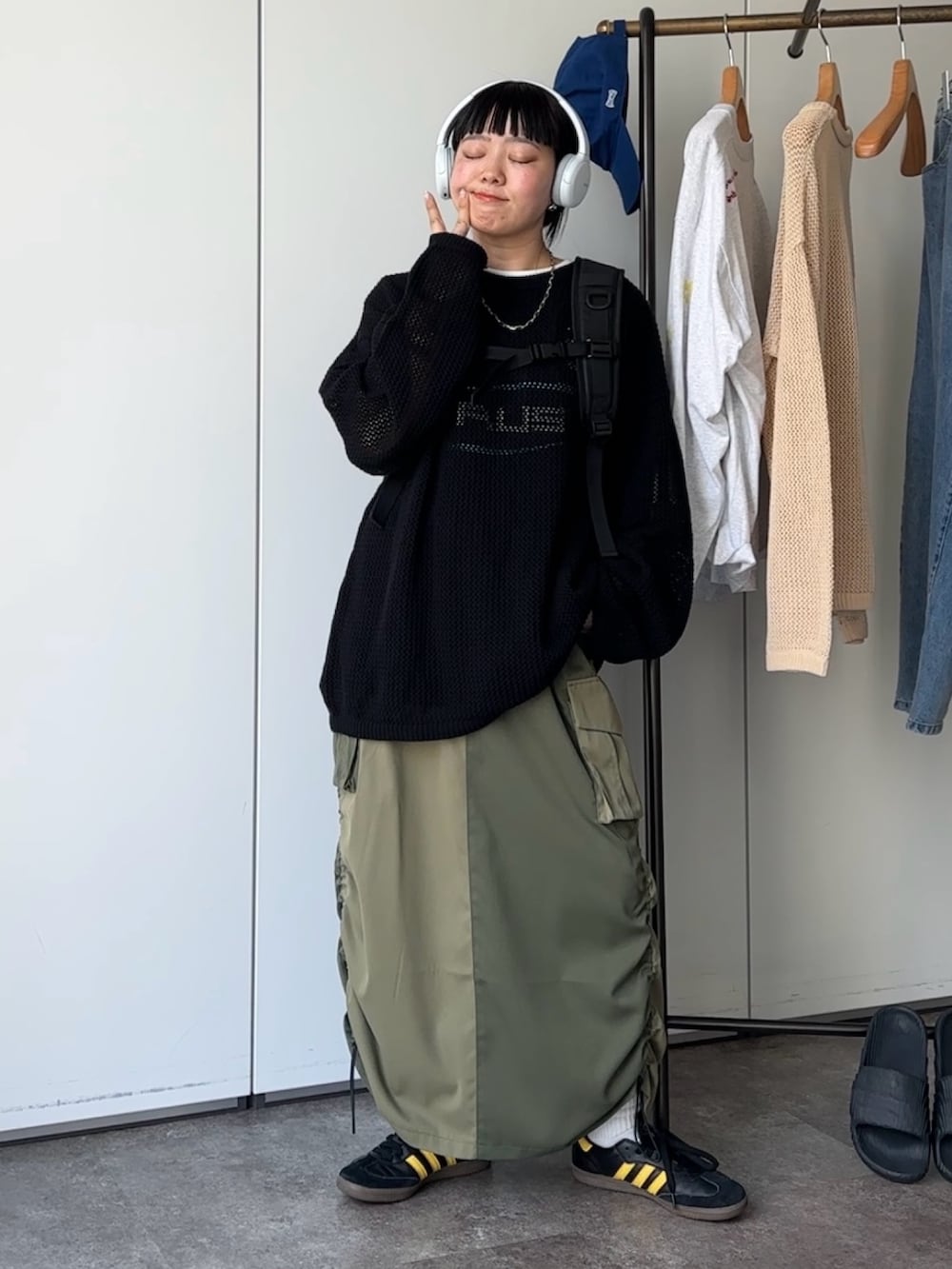 「春コーデ、春服みてみて、ストリート、レイヤードスタイル、シンプルコーデ、春アウター、マウンテンパーカー、メッシュ、メッシュニット、カーゴスカート、リュック、春のおしゃ見えテクニック」｜「CPCMのメッシュニットプルオーバー（ニット/セーター、ブラック系）」を使った、ぴぴゆかぴさん（レディース・152cm）の春コーディネートの2枚目の写真
