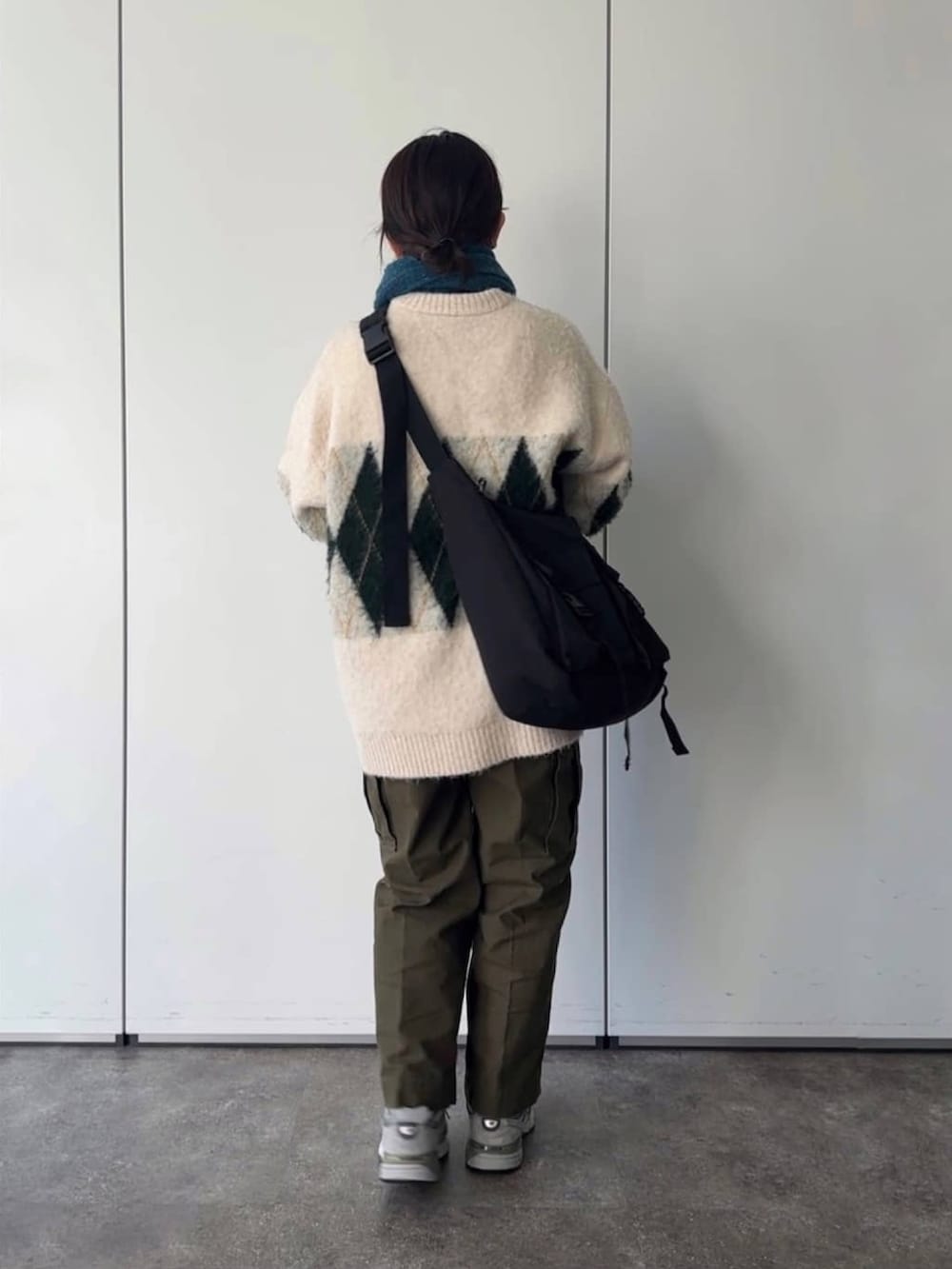 「クリスマスに着たい服、スニーカー、マイベストコーデ2023、ニット、カーゴパンツ、ショルダーバッグ、アーガイル柄、マフラー、マフラーコーデ、差し色コーデ、ニットコーデ、冬のコーデ、ゆるコーデ、スニーカーコーデ」｜「CPCMのアーガイル起毛ニットプルオーバー（ニット/セーター、ホワイト系）」を使った、ぴぴゆかぴさん（レディース・152cm）の冬コーディネートの3枚目の写真