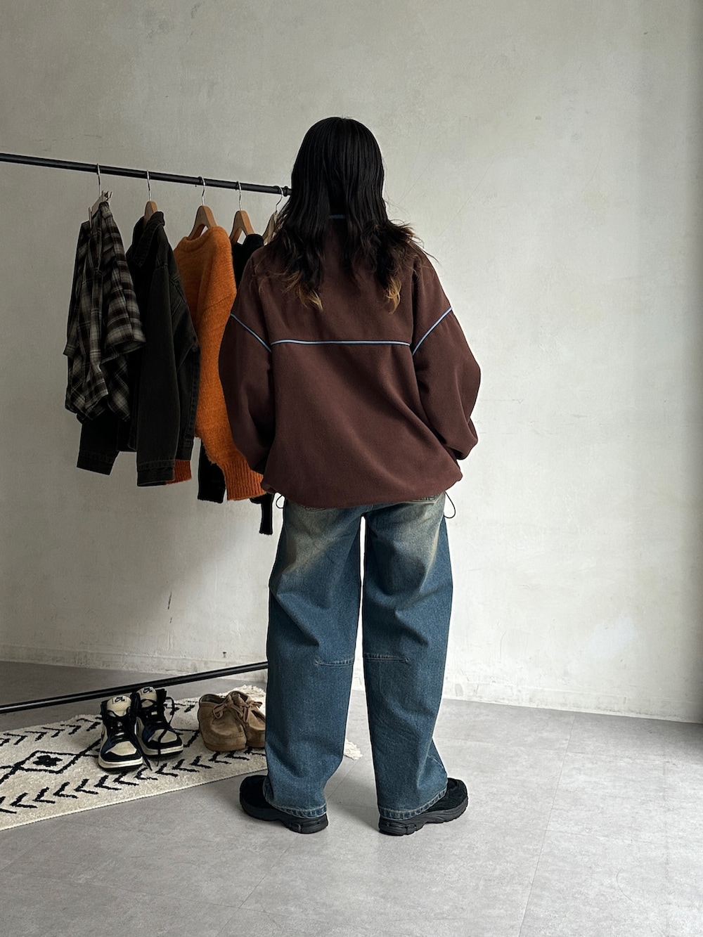 ブラウン系のTシャツ/カットソーを着用したレディースの秋コーディネートの2枚目の写真