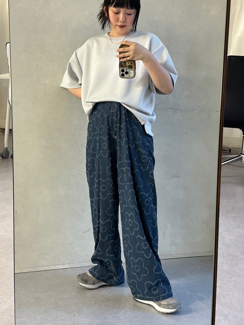 グレー系のTシャツ/カットソー、ブルー系のデニムパンツを着用したレディースの夏コーディネートの2枚目の写真