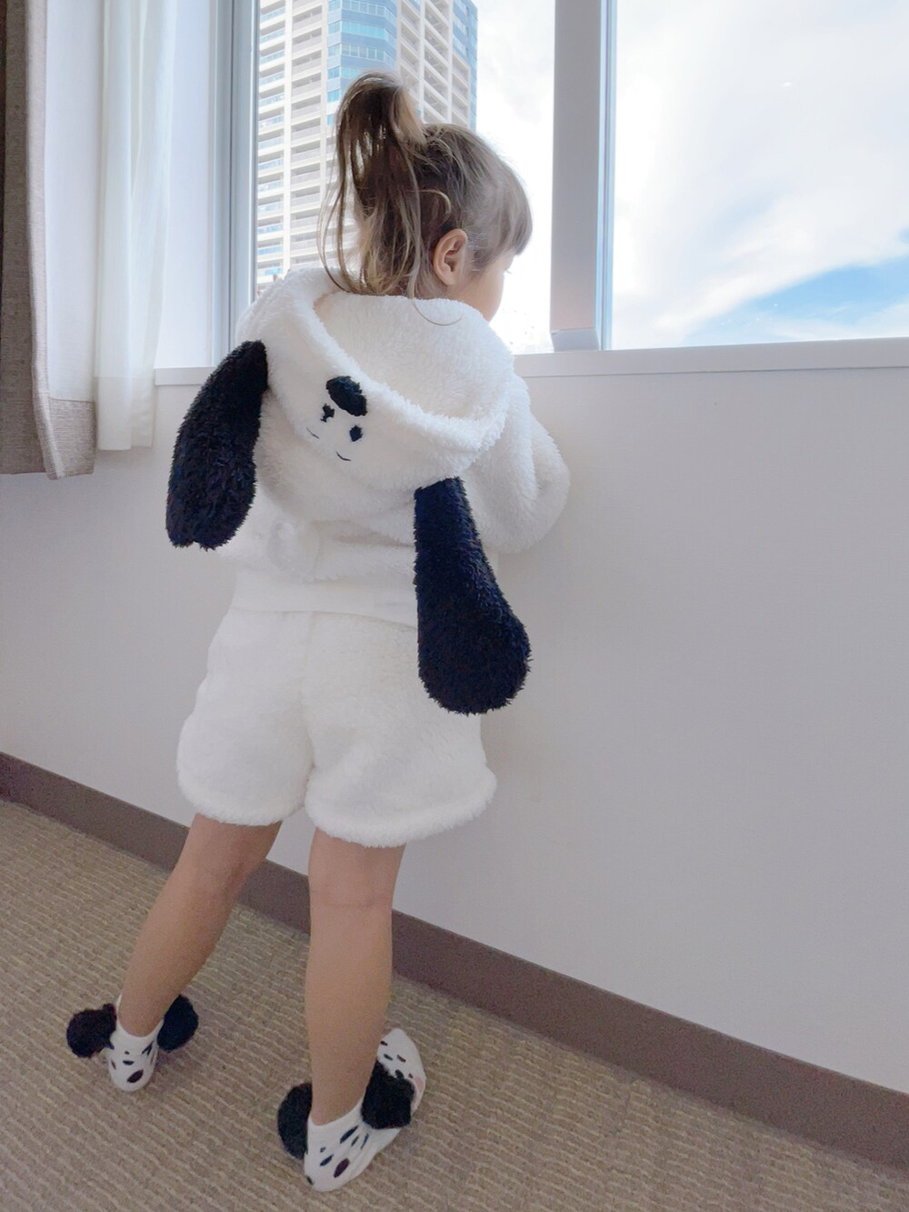 ホワイト系のシューズ小物/雑貨、ホワイト系のつなぎ/オールインワンを着用したキッズの秋コーディネートの2枚目の写真