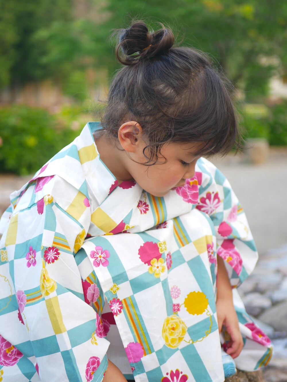 グリーン系の浴衣を着用したキッズの夏コーディネートの2枚目の写真