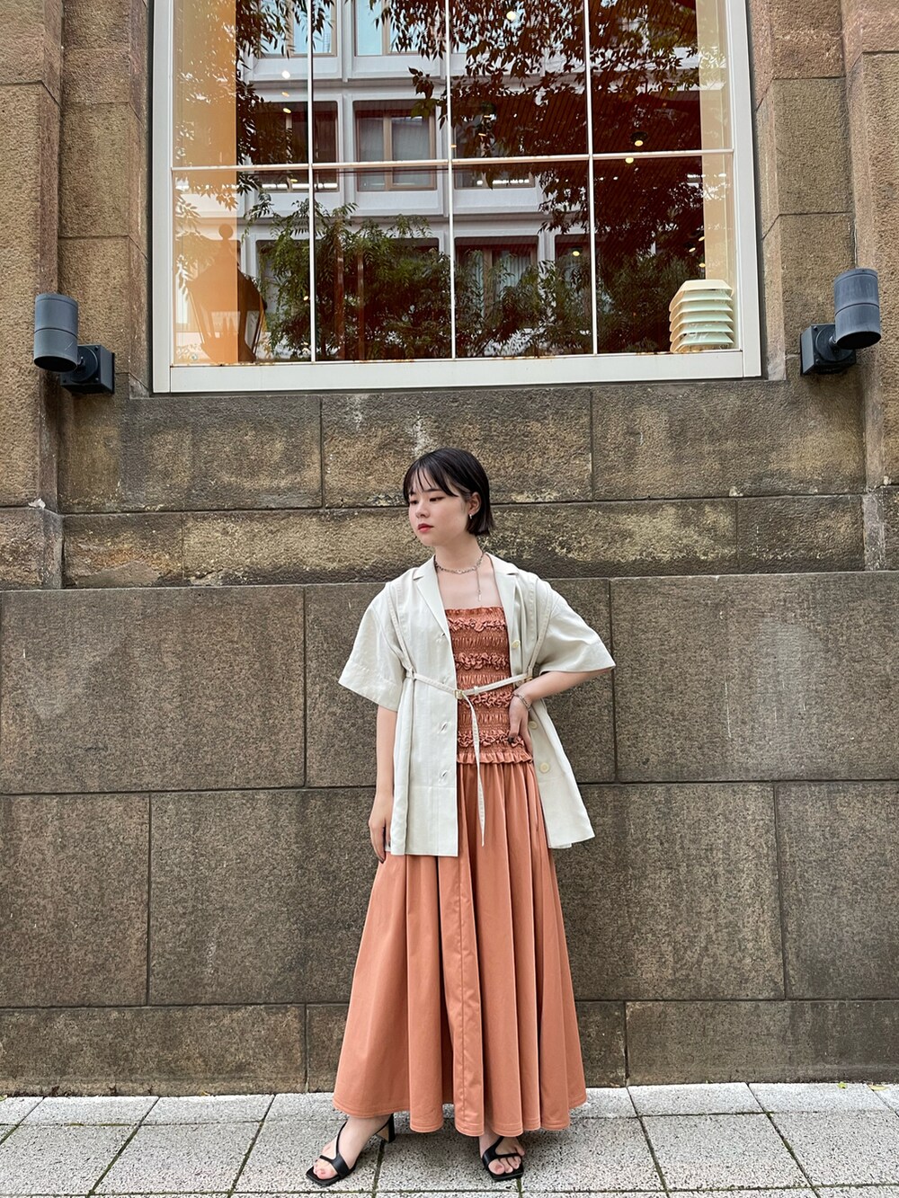 「シンプルスタイル、海コーデ、夏コーデ、キャミワンピ、低身長コーデ、シャツスタイル、リゾートスタイル、おしゃれさんと繋がりたい、ルシェルブルー」｜「LE CIEL BLEUのスモックキャミドレス / Smocked Cami Dress（ワンピース、ベージュ系）」を使った、𝙲𝙷𝙸𝙷𝙸𝚁𝙾さん（レディース・155cm）の夏コーディネートの3枚目の写真