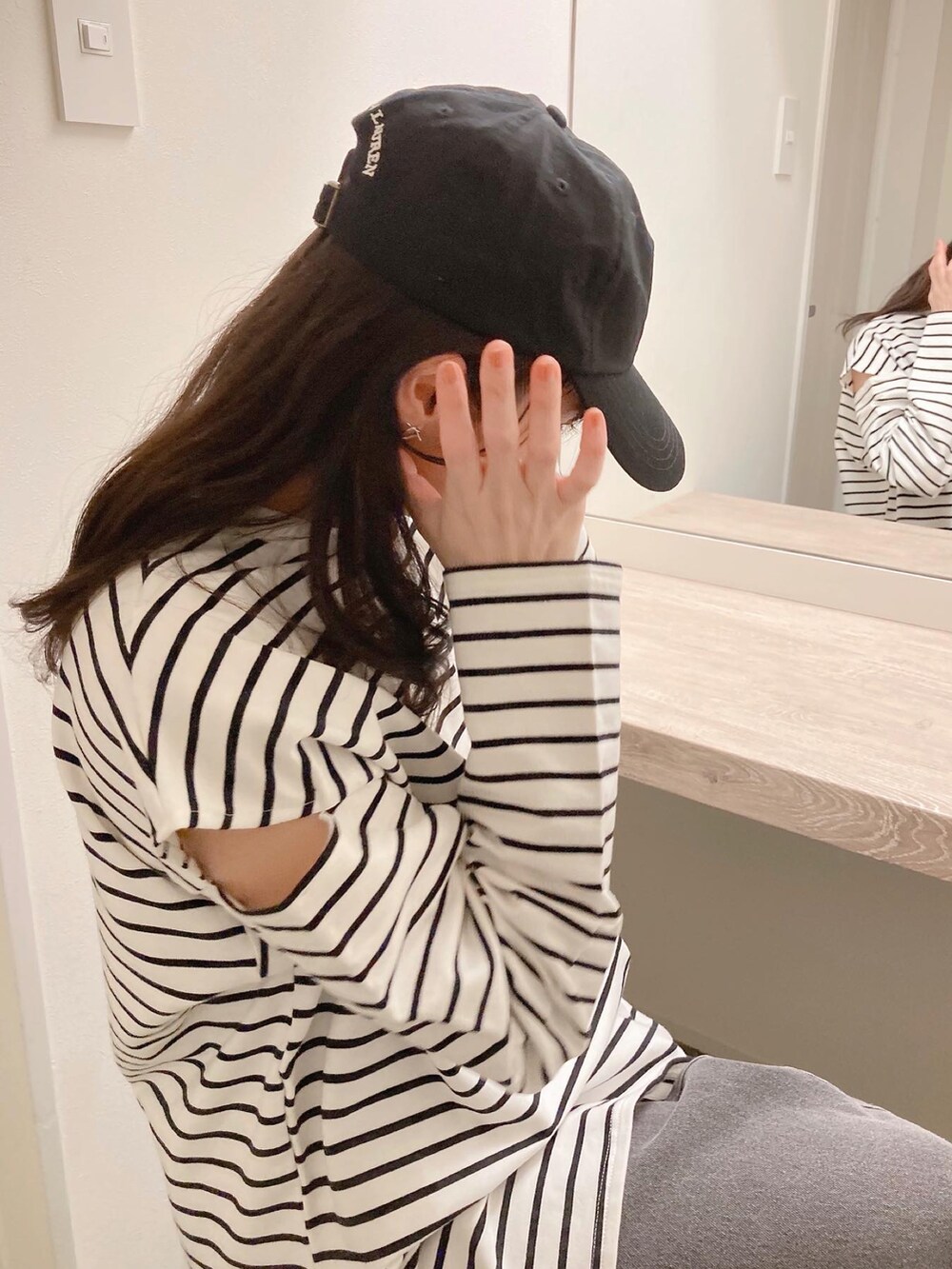 「LAKOLEのハイウエストストラップデニムスカート / 266021（ジャンパースカート、グレー系）」を使った、kotoeさん（レディース・161cm）の春コーディネートの3枚目の写真