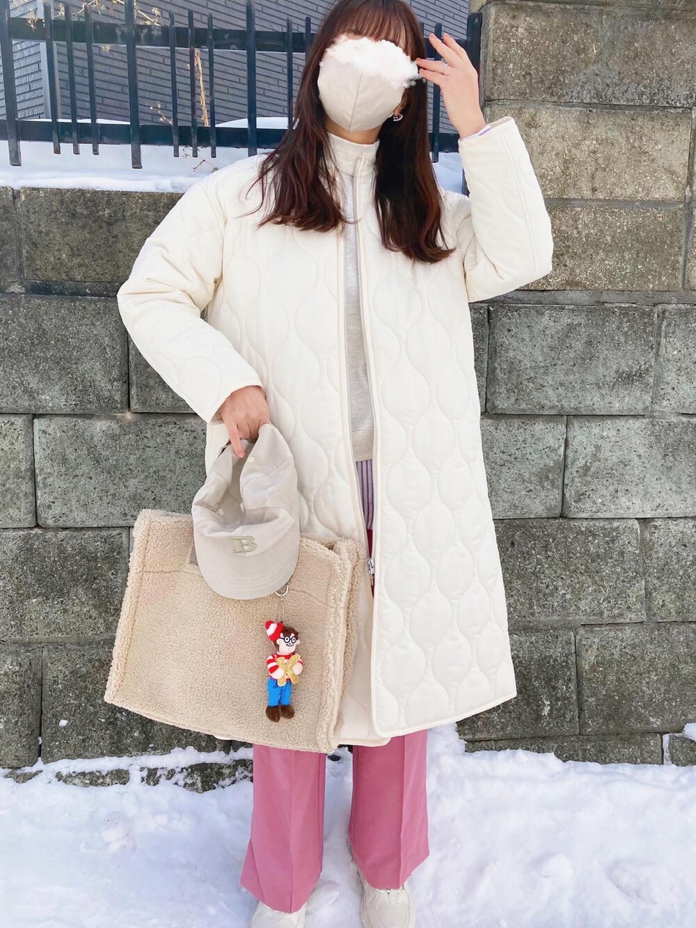 「Lugnoncureのキルトロングノーカラーコート（ノーカラーコート、ホワイト系）」を使った、kotoeさん（レディース・161cm）の冬コーディネートの3枚目の写真