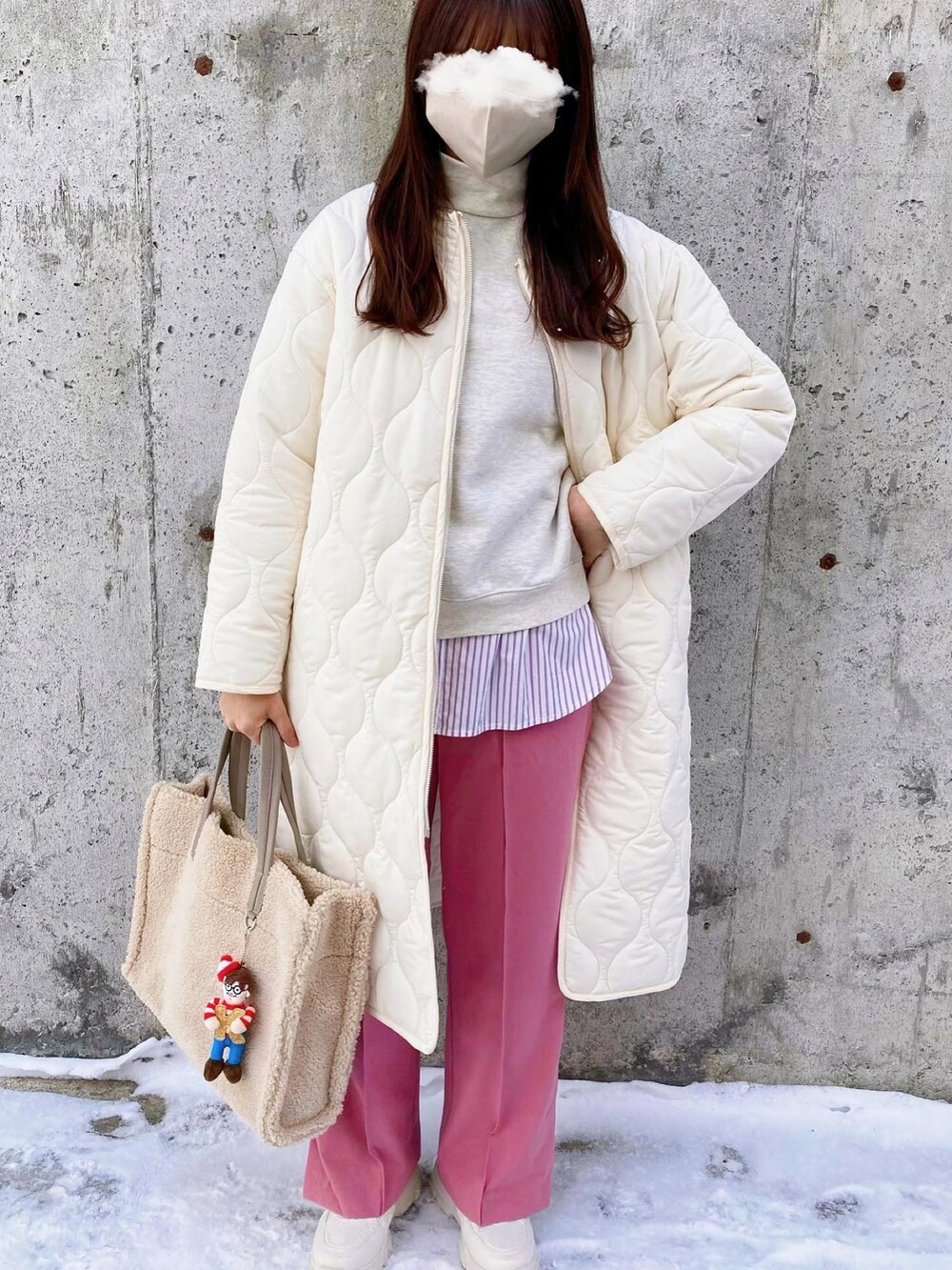「Lugnoncureのキルトロングノーカラーコート（ノーカラーコート、ホワイト系）」を使った、kotoeさん（レディース・161cm）の冬コーディネートの5枚目の写真