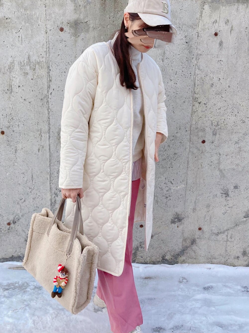 「Lugnoncureのキルトロングノーカラーコート（ノーカラーコート、ホワイト系）」を使った、kotoeさん（レディース・161cm）の冬コーディネートの4枚目の写真