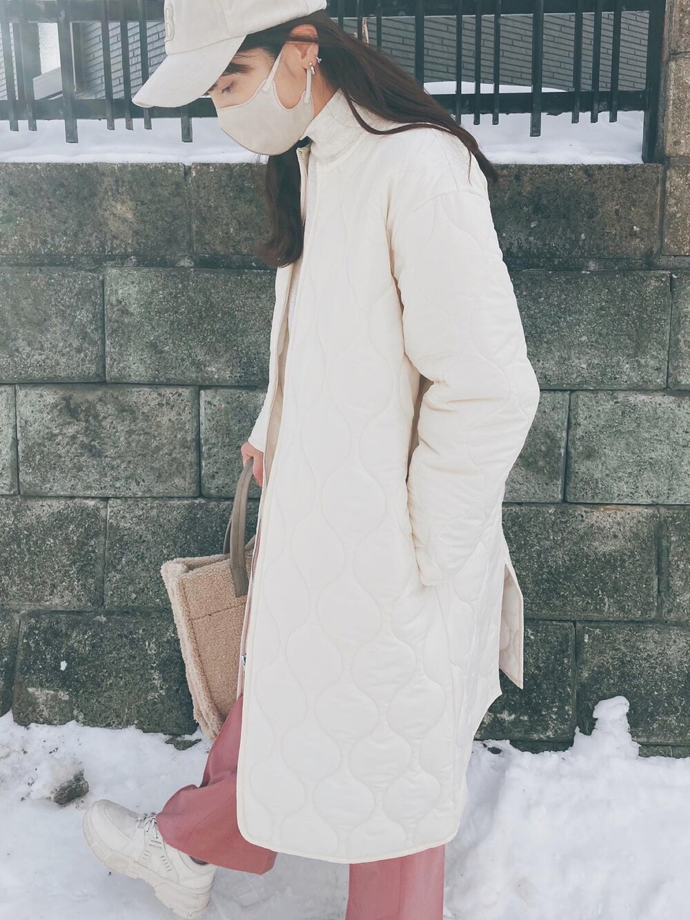 「Lugnoncureのキルトロングノーカラーコート（ノーカラーコート、ホワイト系）」を使った、kotoeさん（レディース・161cm）の冬コーディネートの2枚目の写真