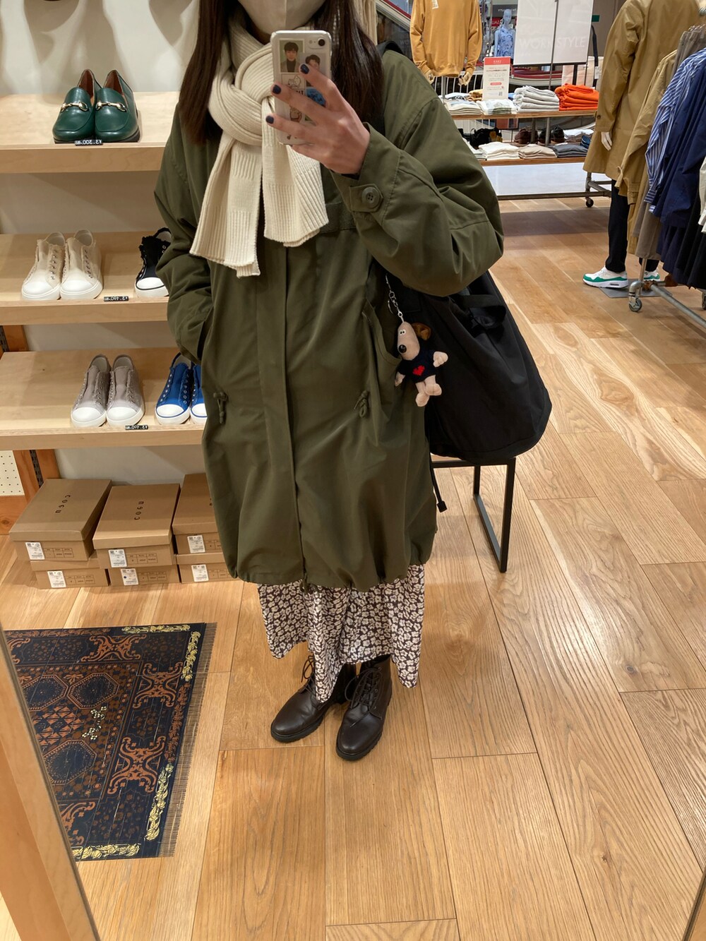 グレー系のスカート、ホワイト系のシャツ/ブラウス、ブラック系のTシャツ/カットソーを着用したレディースの冬コーディネートの2枚目の写真