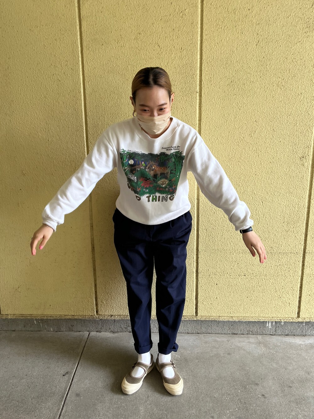 グリーン系のスニーカーを着用したレディースの春コーディネートの2枚目の写真