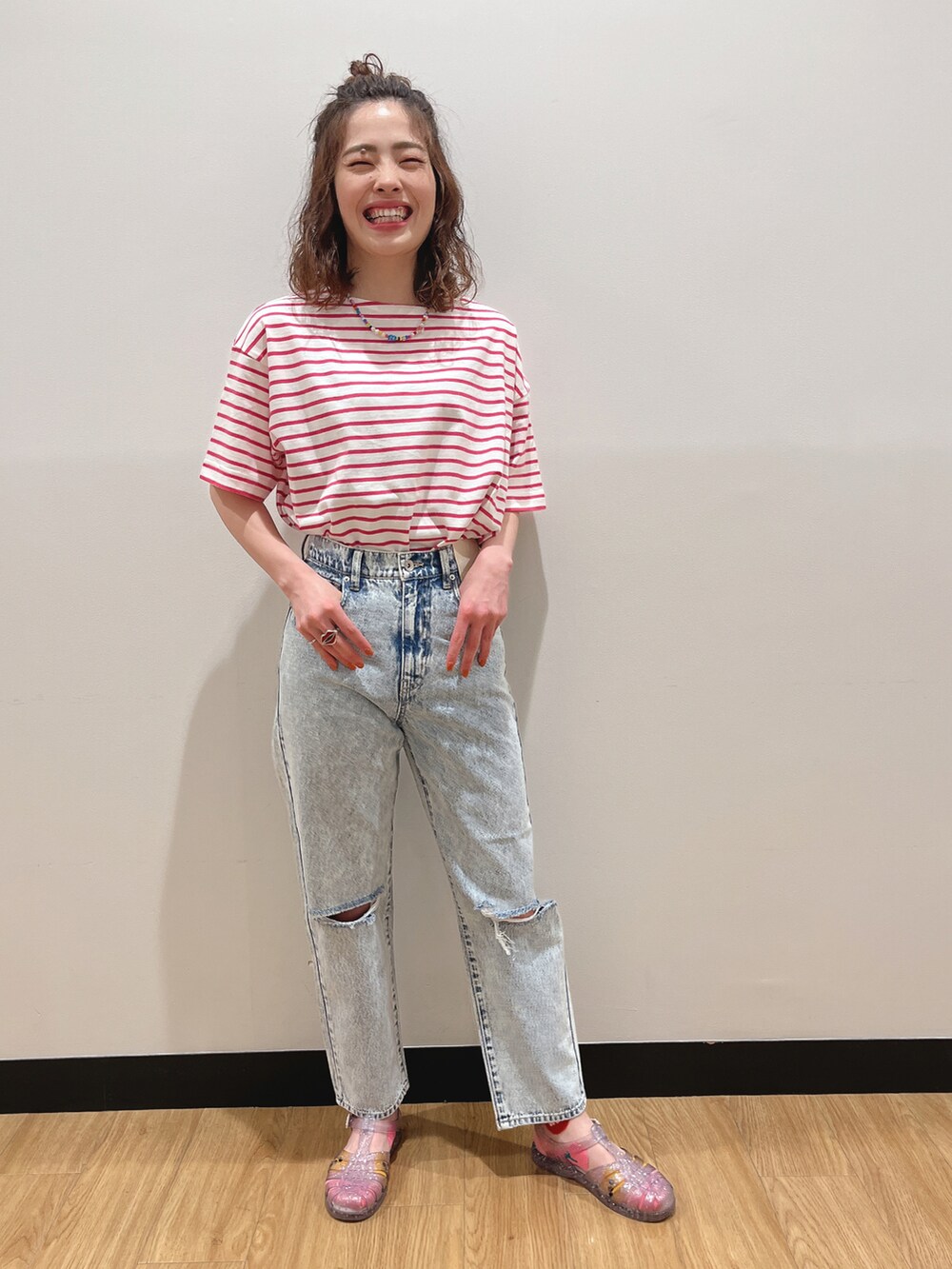 ピンク系のTシャツ/カットソー、ブルー系のデニムパンツ、シルバー系のサンダルを着用したレディースの夏コーディネートの2枚目の写真