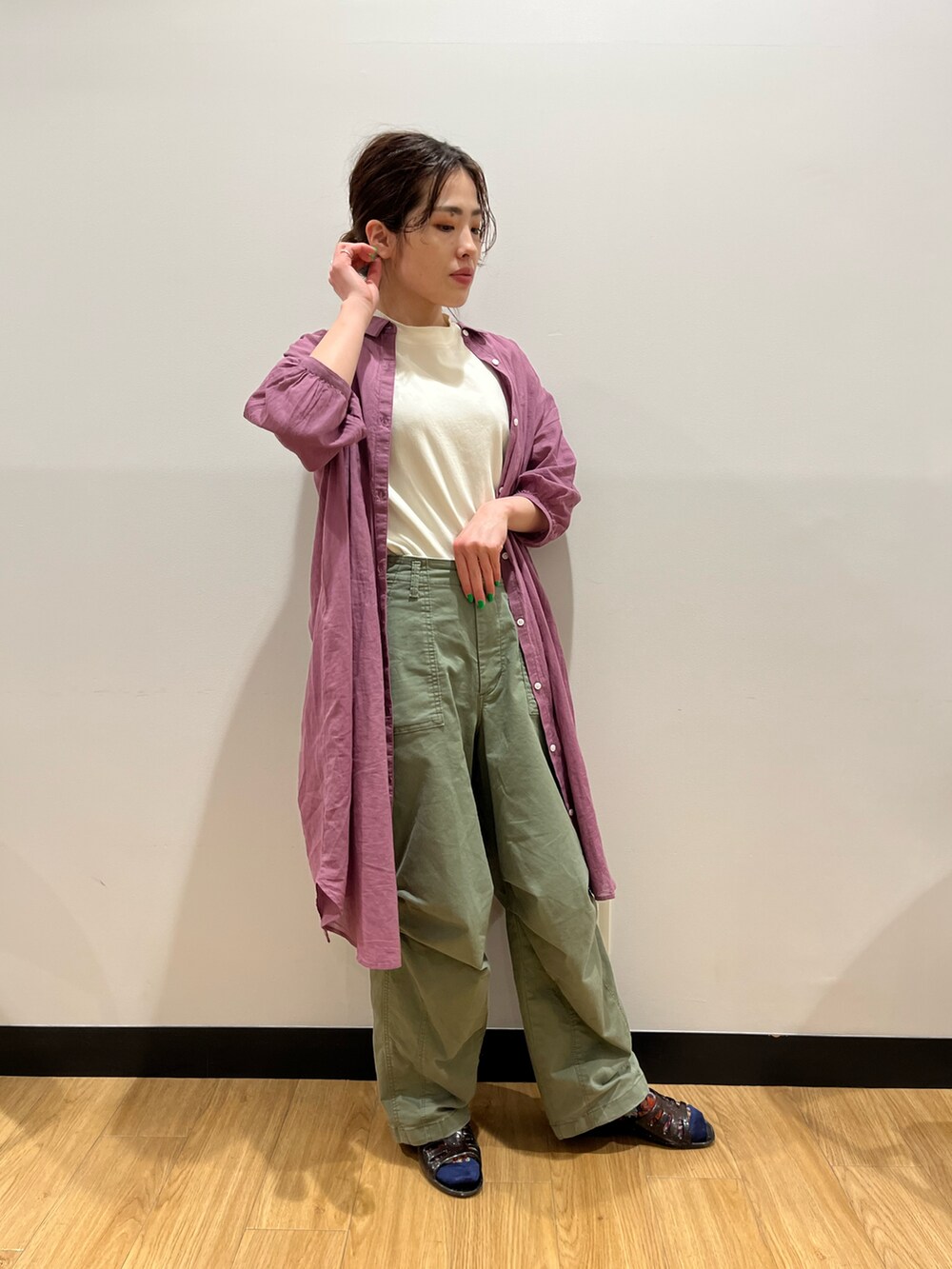 ホワイト系のTシャツ/カットソー、ベージュ系のその他パンツ、ブラック系のサンダルを着用したレディースの春コーディネートの2枚目の写真