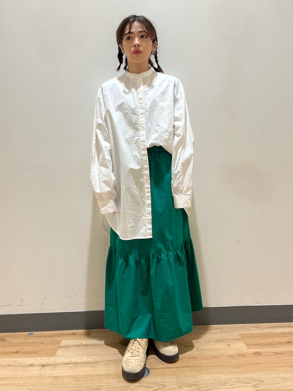 ホワイト系のシャツ/ブラウス、グリーン系のスカート、ベージュ系のスニーカーを着用したレディースの冬コーディネートの2枚目の写真