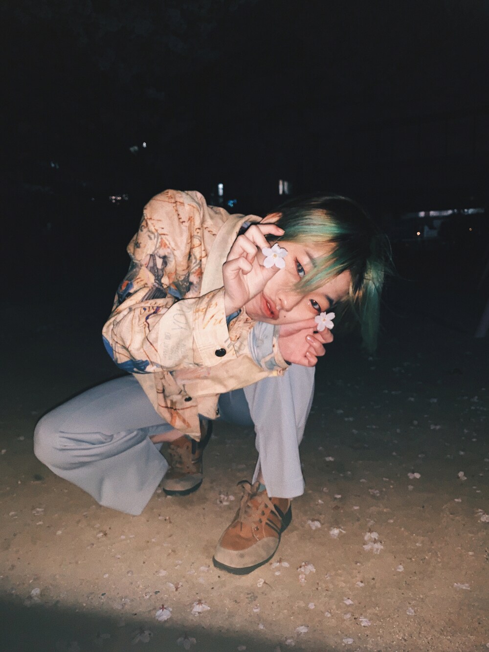 イエロー系のシャツ/ブラウス、ブルー系のその他パンツ、ブラック系のチョーカーを着用したレディースの春コーディネートの2枚目の写真