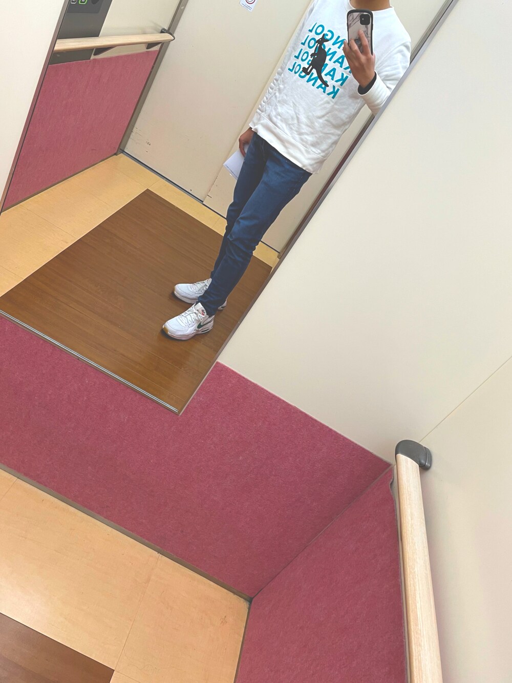 ホワイト系のTシャツ/カットソー、ブルー系のデニムパンツ、ホワイト系のスニーカーを着用したメンズの秋コーディネートの2枚目の写真