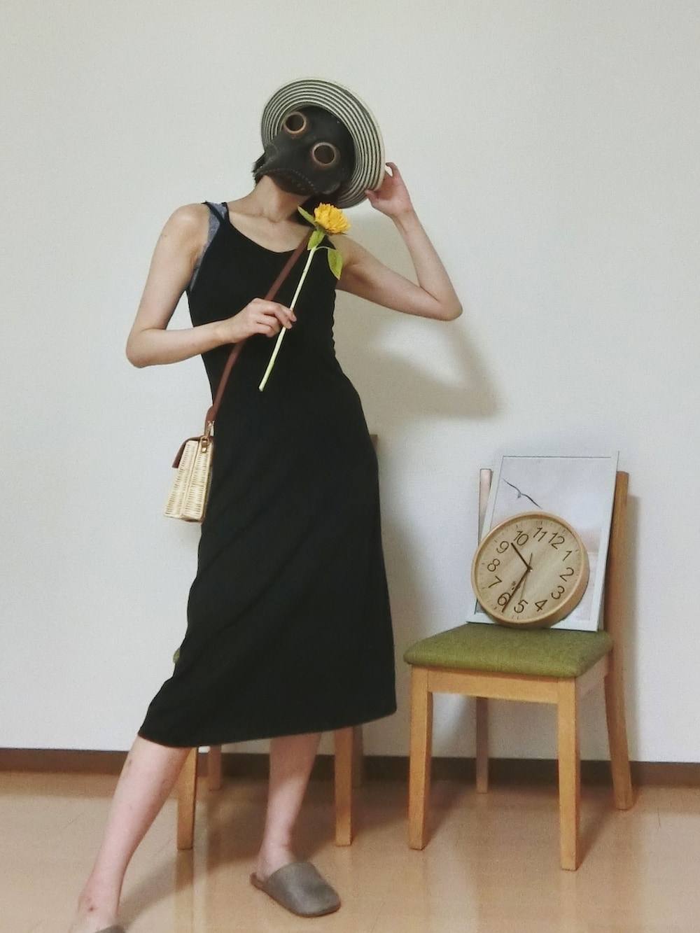 「夏コーデ、ひまわり畑、今日のコーデ、シンプルコーデ」｜「ペストマスクのアイテム（ファンデーション、ブラック系）」を使った、竹と修行さん（レディース・169cm）の夏コーディネートの5枚目の写真