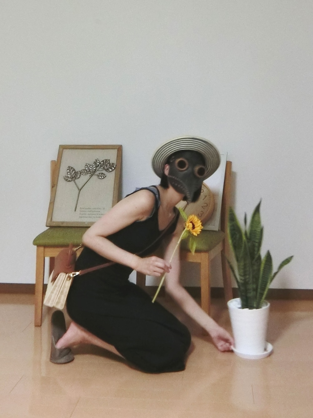 「夏コーデ、ひまわり畑、今日のコーデ、シンプルコーデ」｜「ペストマスクのアイテム（ファンデーション、ブラック系）」を使った、竹と修行さん（レディース・169cm）の夏コーディネートの4枚目の写真