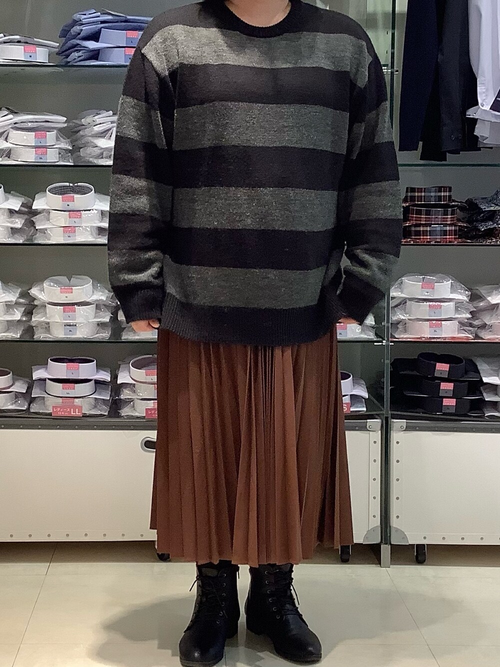 ブラック系のニット/セーターを着用したレディースの冬コーディネートの2枚目の写真