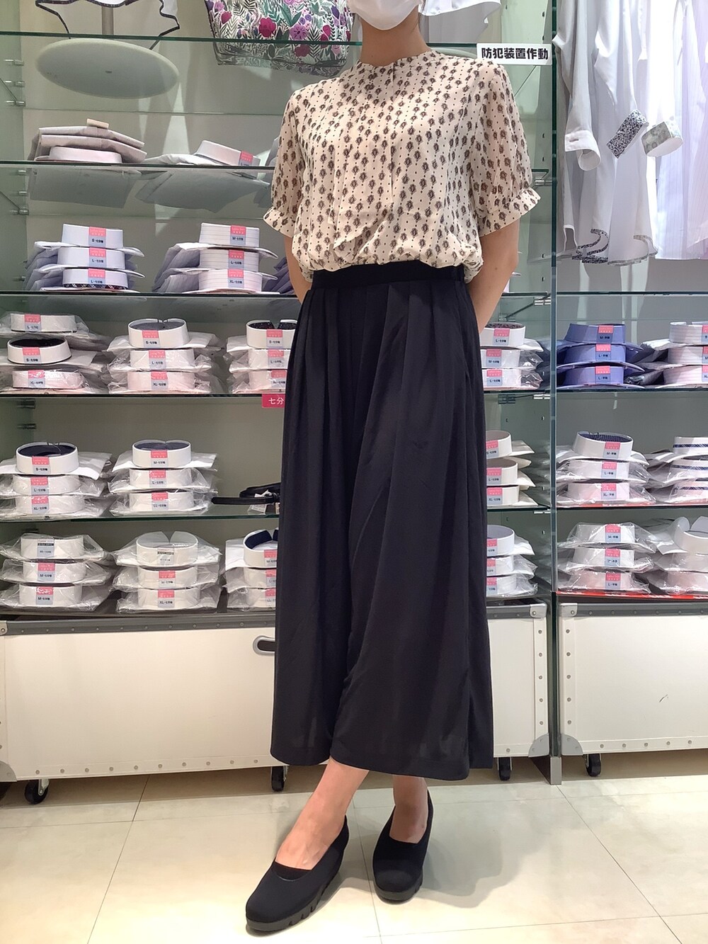 ホワイト系のシャツ/ブラウスを着用したレディースの秋コーディネートの2枚目の写真