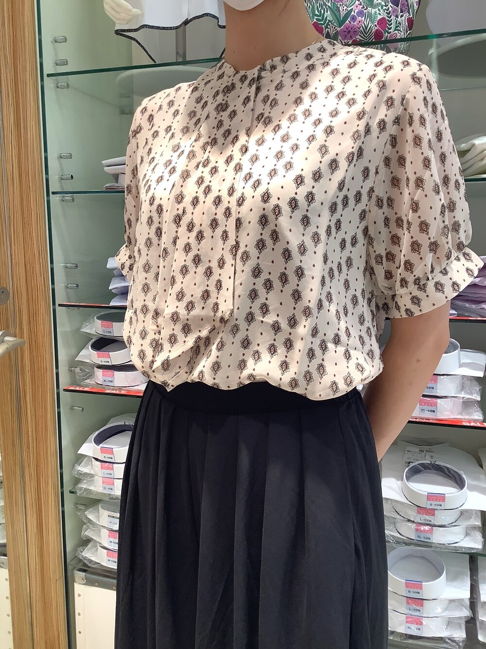 ホワイト系のシャツ/ブラウスを着用したレディースの秋コーディネートの3枚目の写真