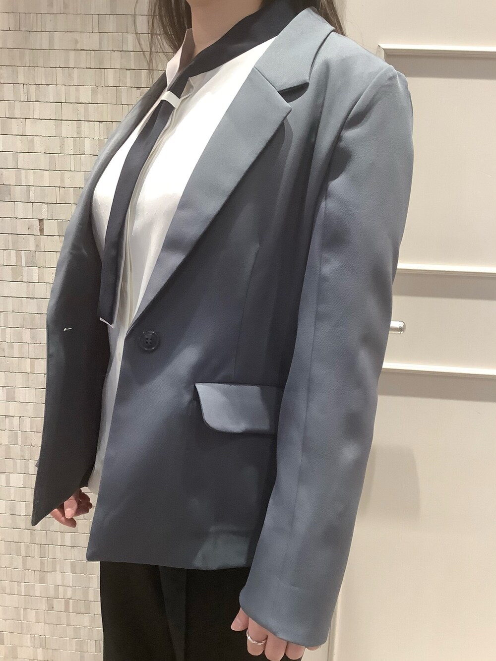 「東京シャツ、BRICK HOUSE by TOKYO SHIRT、オフィススタイル、ビジネススタイル、ビジネスコーデ、ジャケットスタイル、ボウタイ、ラクチンコーデ、キレイめコーデ、きちんとスタイル」｜「TOKYO SHIRTSのシングル テーラード長袖ジャケット（テーラードジャケット、グレー系）」を使った、BRICK HOUSE シャツ工房 徳重ヒルズウォーク店さん（レディース・153cm）の春コーディネートの2枚目の写真