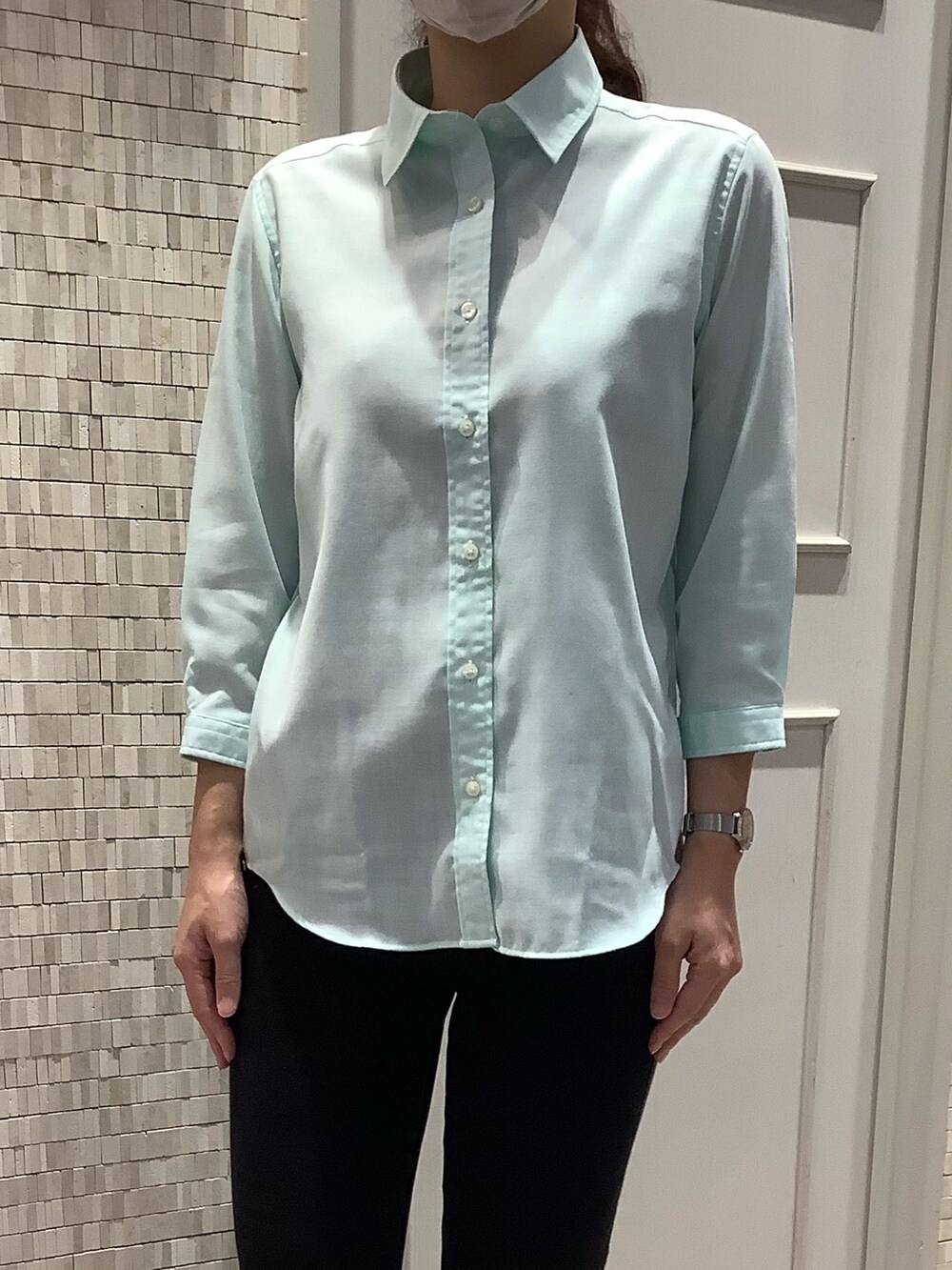 グリーン系のシャツ/ブラウスを着用したレディースの夏コーディネートの2枚目の写真