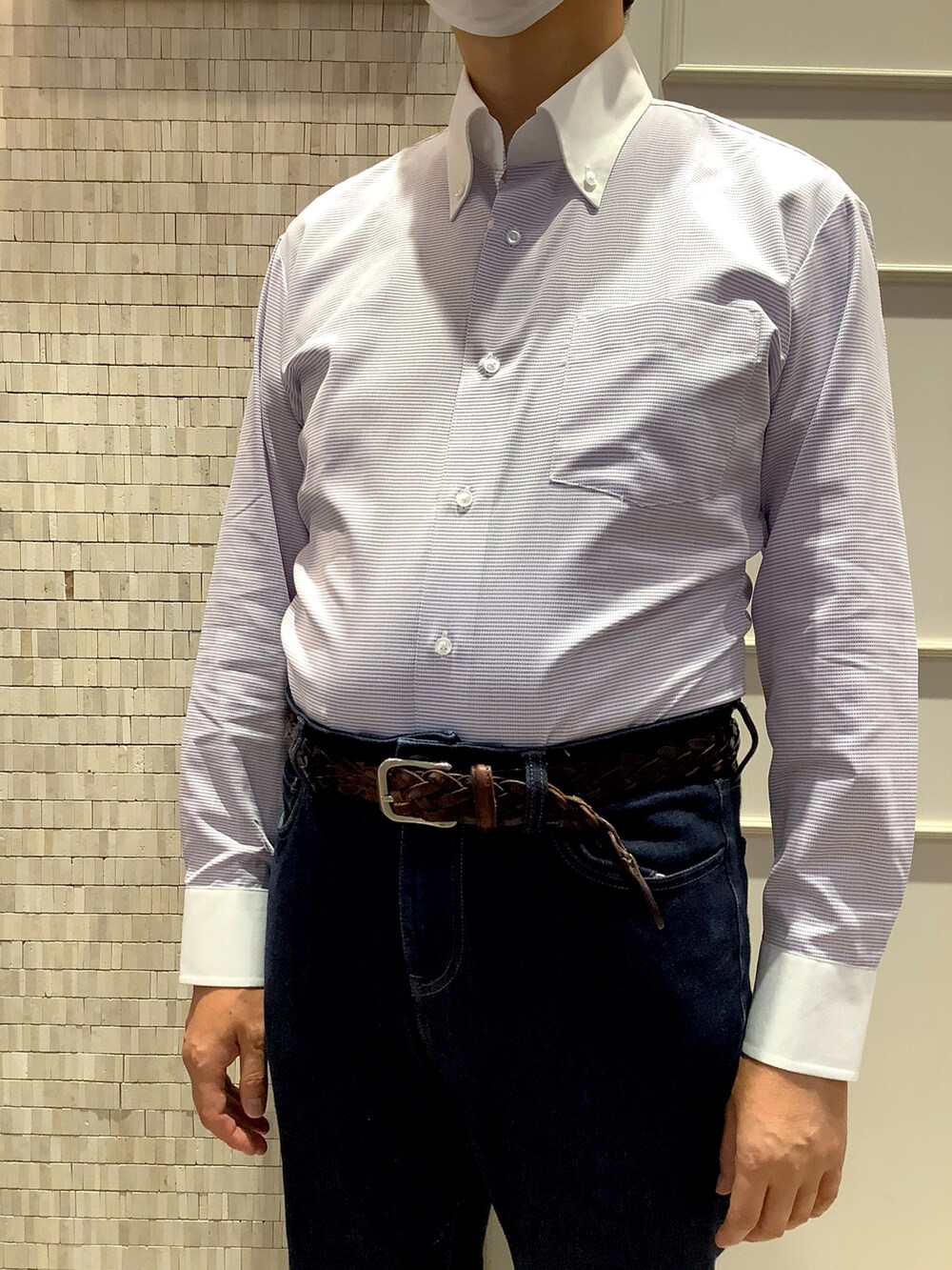 パープル系のビジネスシャツを着用したメンズの秋コーディネートの2枚目の写真