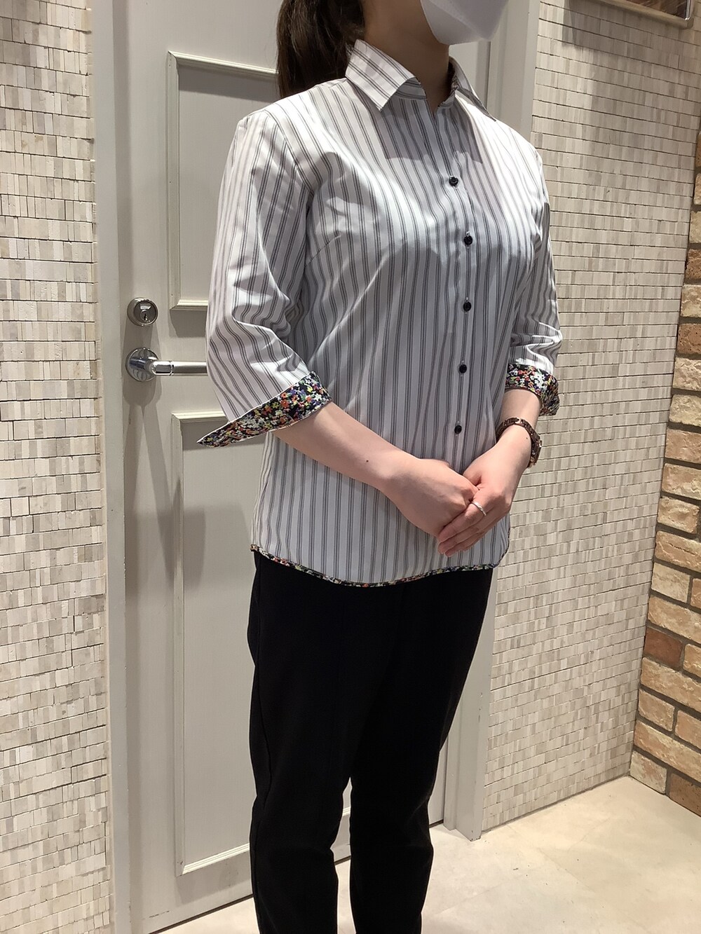 ブラック系のビジネスシャツを着用したレディースの秋コーディネートの2枚目の写真