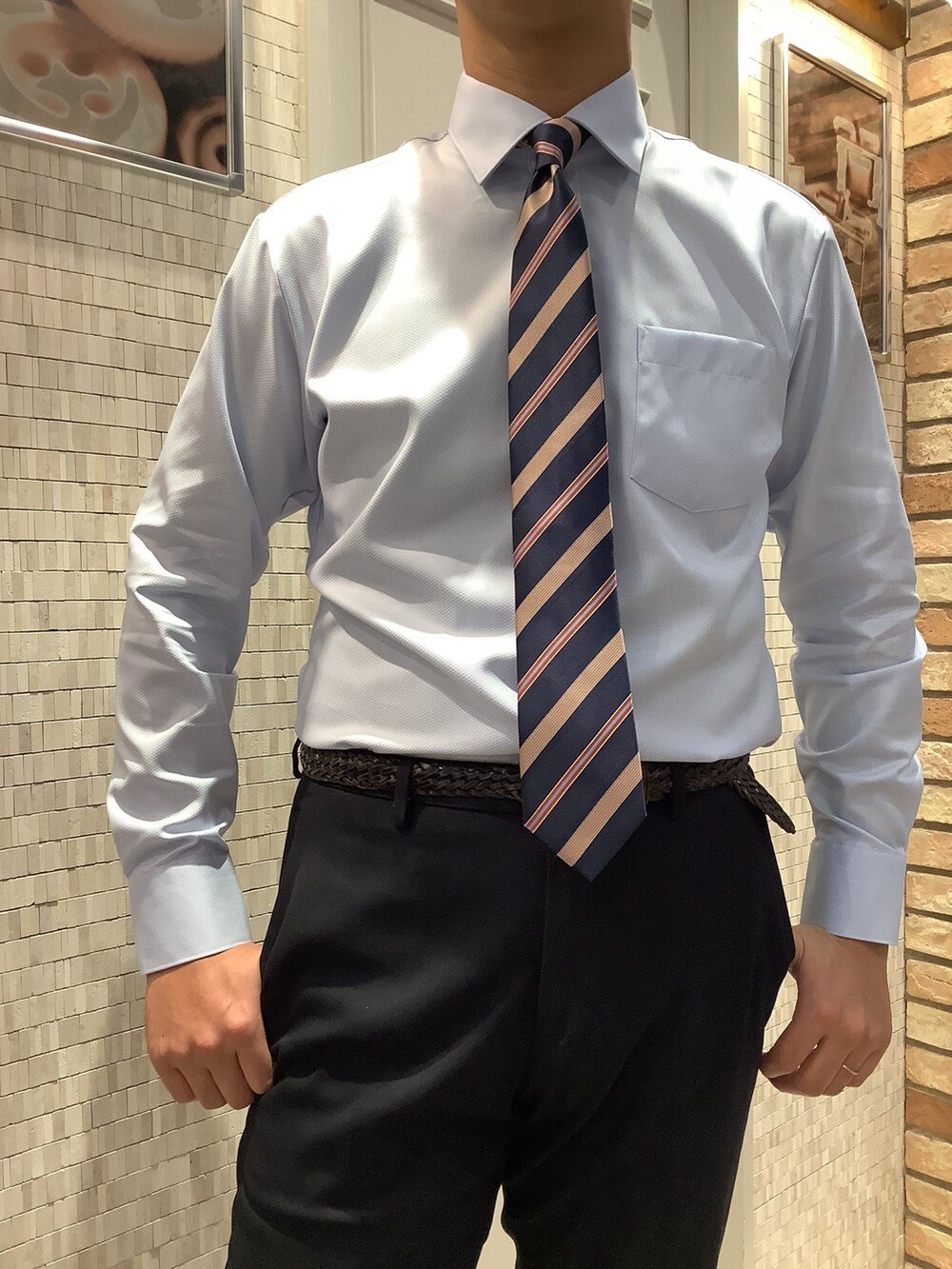 「青シャツ、お仕事コーデ、オフィススタイル、さわやか、シャツ好き集まれ、ビジネスコーデ、ビジネススタイル、メンズコーデ、綿100％、ワイドカラーシャツ」｜「TOKYO SHIRTSの超形態安定ノーアイロン ワイド 長袖ビジネスワイシャツ（ビジネスシャツ、ブルー系）」を使った、BRICK HOUSE シャツ工房 徳重ヒルズウォーク店さん（メンズ・186cm）の冬コーディネートの2枚目の写真