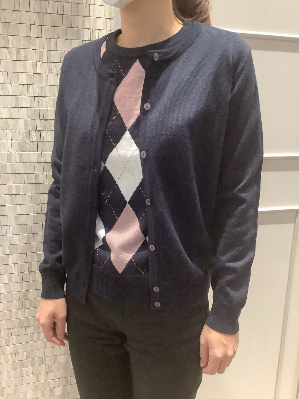 ブルー系のアンサンブルを着用したレディースの冬コーディネートの2枚目の写真