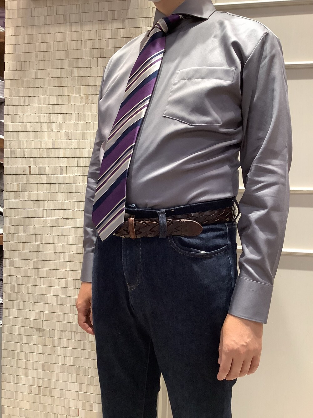 グレー系のビジネスシャツを着用したメンズの秋コーディネートの2枚目の写真