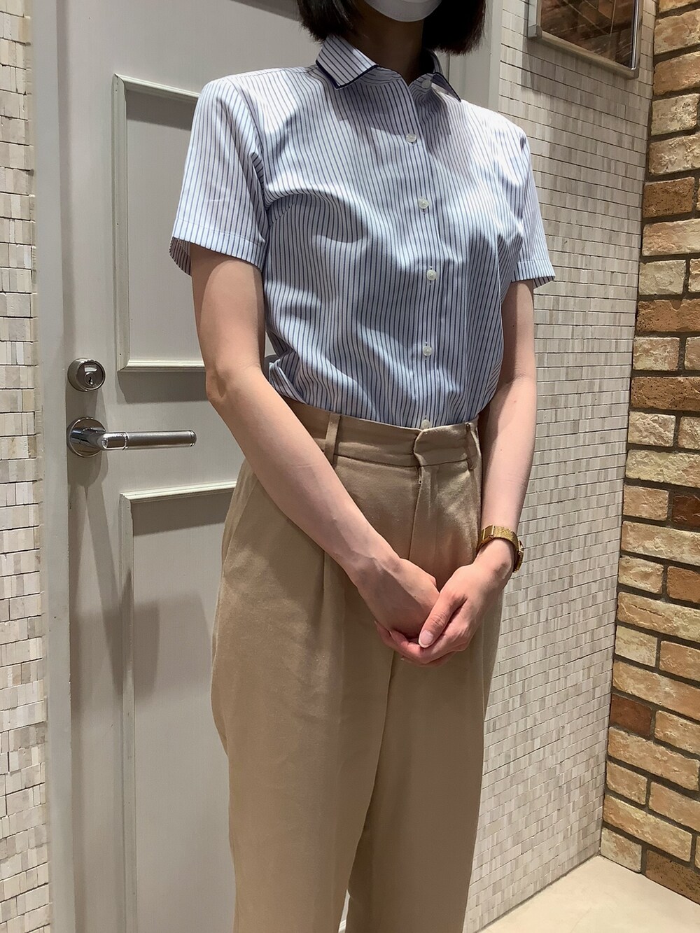 「BRICK HOUSE by TOKYO SHIRT、東京シャツ、シャツスタイル、ビジネススタイル、オフィススタイル、シャツ好き集まれ、シャツコーデ、半袖シャツ、オフィスシーンで活躍、ビジネスコーデ」｜「TOKYO SHIRTSの形態安定ノーアイロン ワイド衿 半袖ビジネスワイシャツ（ビジネスシャツ、ブルー系）」を使った、BRICK HOUSE シャツ工房 徳重ヒルズウォーク店さん（レディース・160cm）の夏コーディネートの2枚目の写真
