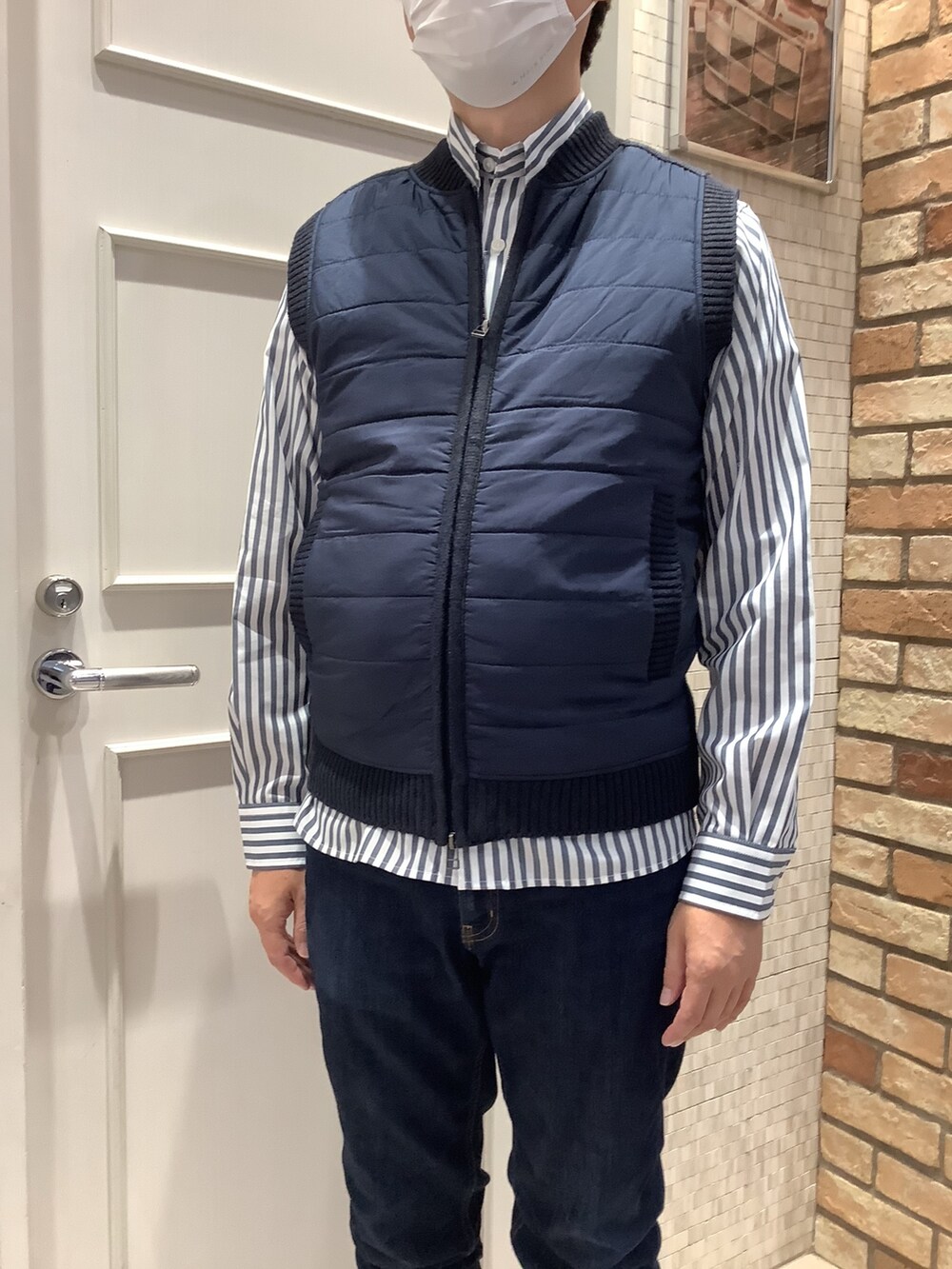 ブルー系のニット/セーター、ブルー系のシャツ/ブラウスを着用したメンズの秋コーディネートの2枚目の写真