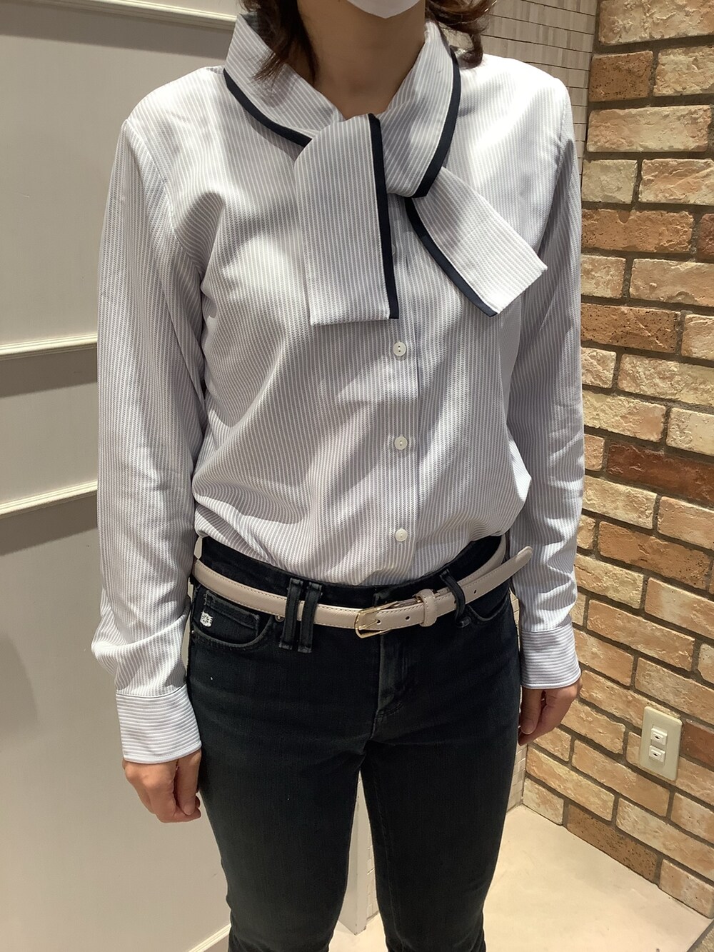 グレー系のシャツ/ブラウスを着用したレディースの秋コーディネートの2枚目の写真