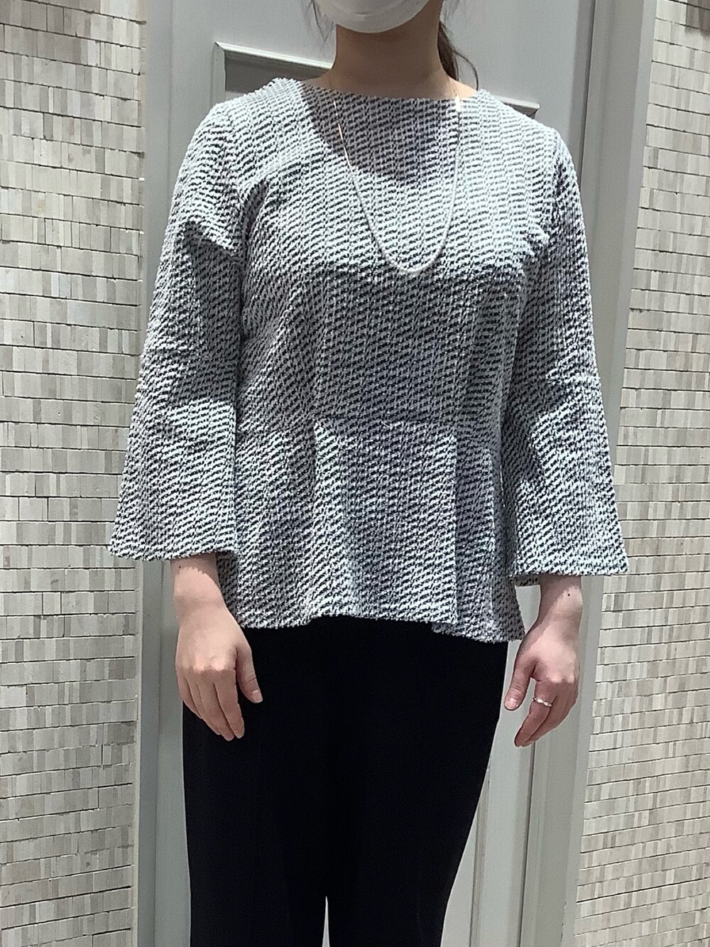 ブラック系のシャツ/ブラウスを着用したレディースの春コーディネートの2枚目の写真