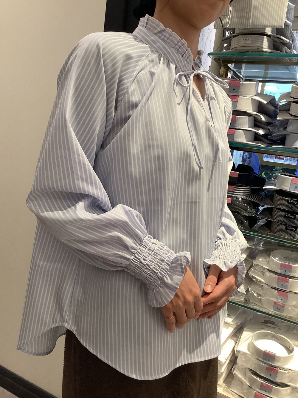 ブルー系のシャツ/ブラウスを着用したメンズの春コーディネートの2枚目の写真