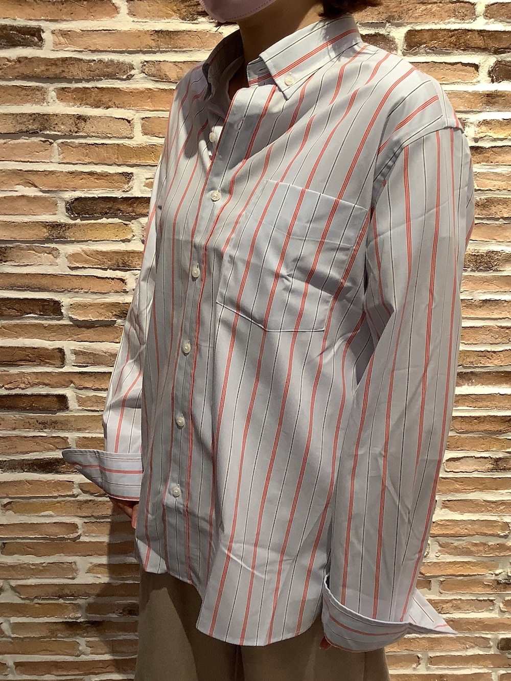 ブルー系のシャツ/ブラウスを着用したレディースの夏コーディネートの2枚目の写真