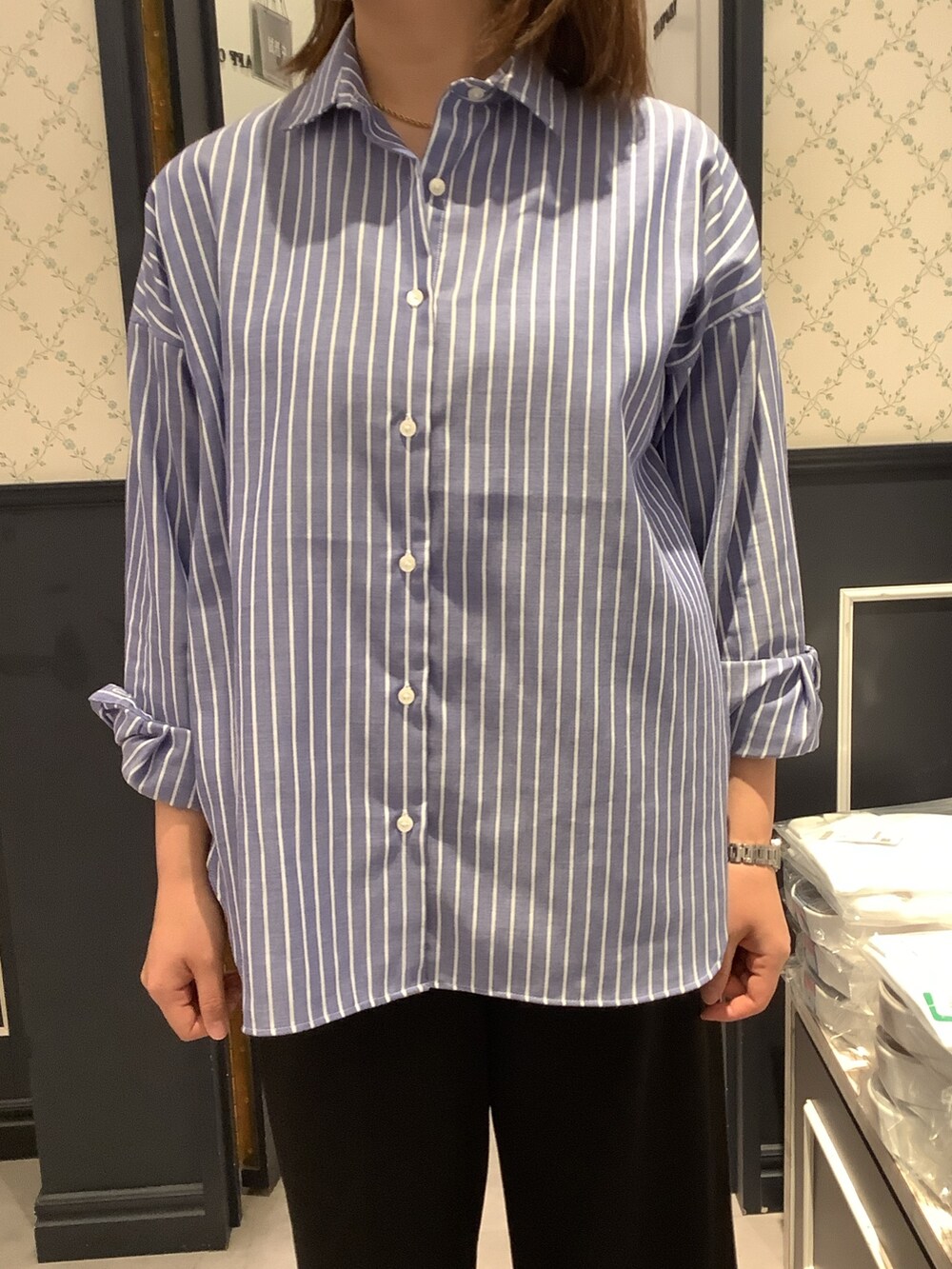 ブルー系のシャツ/ブラウスを着用したレディースの春コーディネートの2枚目の写真