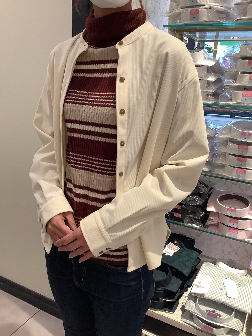 ホワイト系のシャツ/ブラウス、レッド系のニット/セーターを着用したレディースの冬コーディネートの2枚目の写真