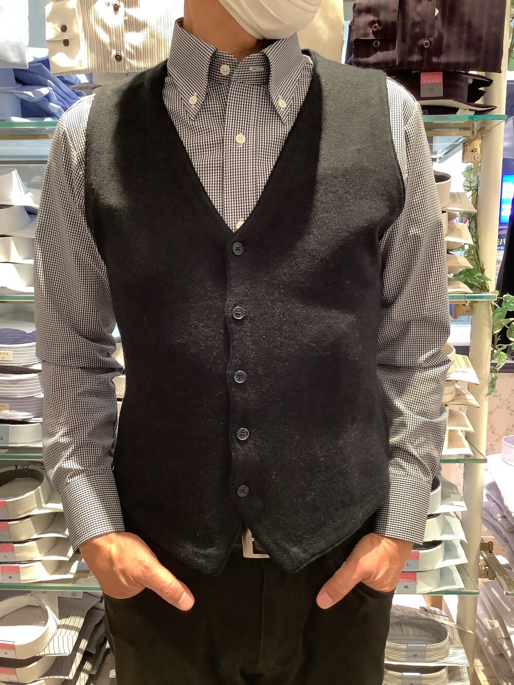 ブルー系のベスト、ブルー系のビジネスシャツを着用したメンズの冬コーディネートの2枚目の写真