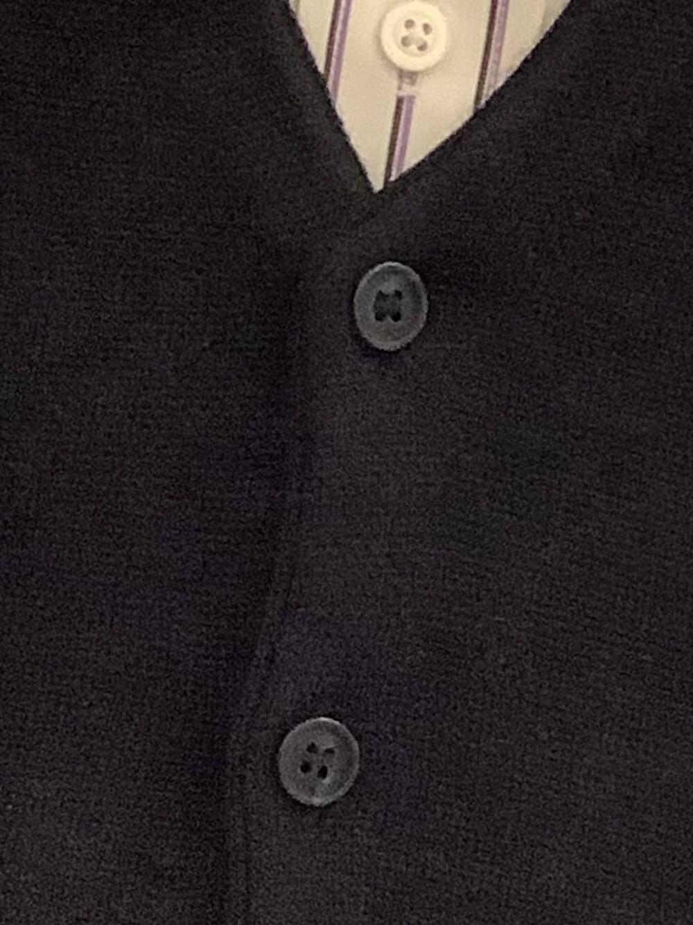 グレー系のベスト、パープル系のビジネスシャツを着用したメンズの冬コーディネートの2枚目の写真