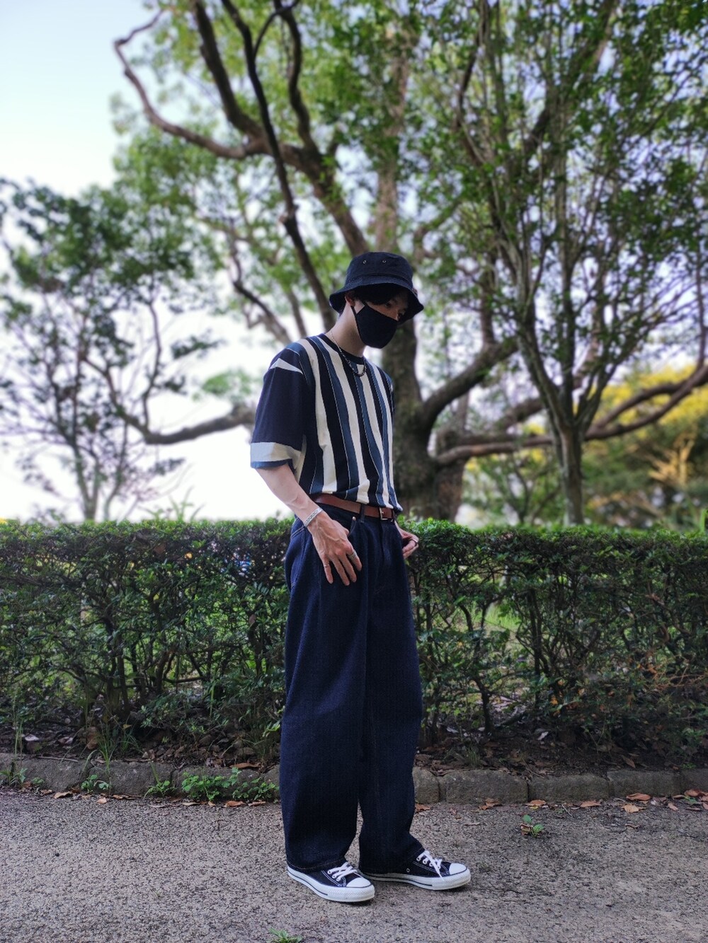 ブルー系のデニムパンツ、ブラック系のスニーカー、その他のTシャツ/カットソーを着用したメンズの夏コーディネートの2枚目の写真