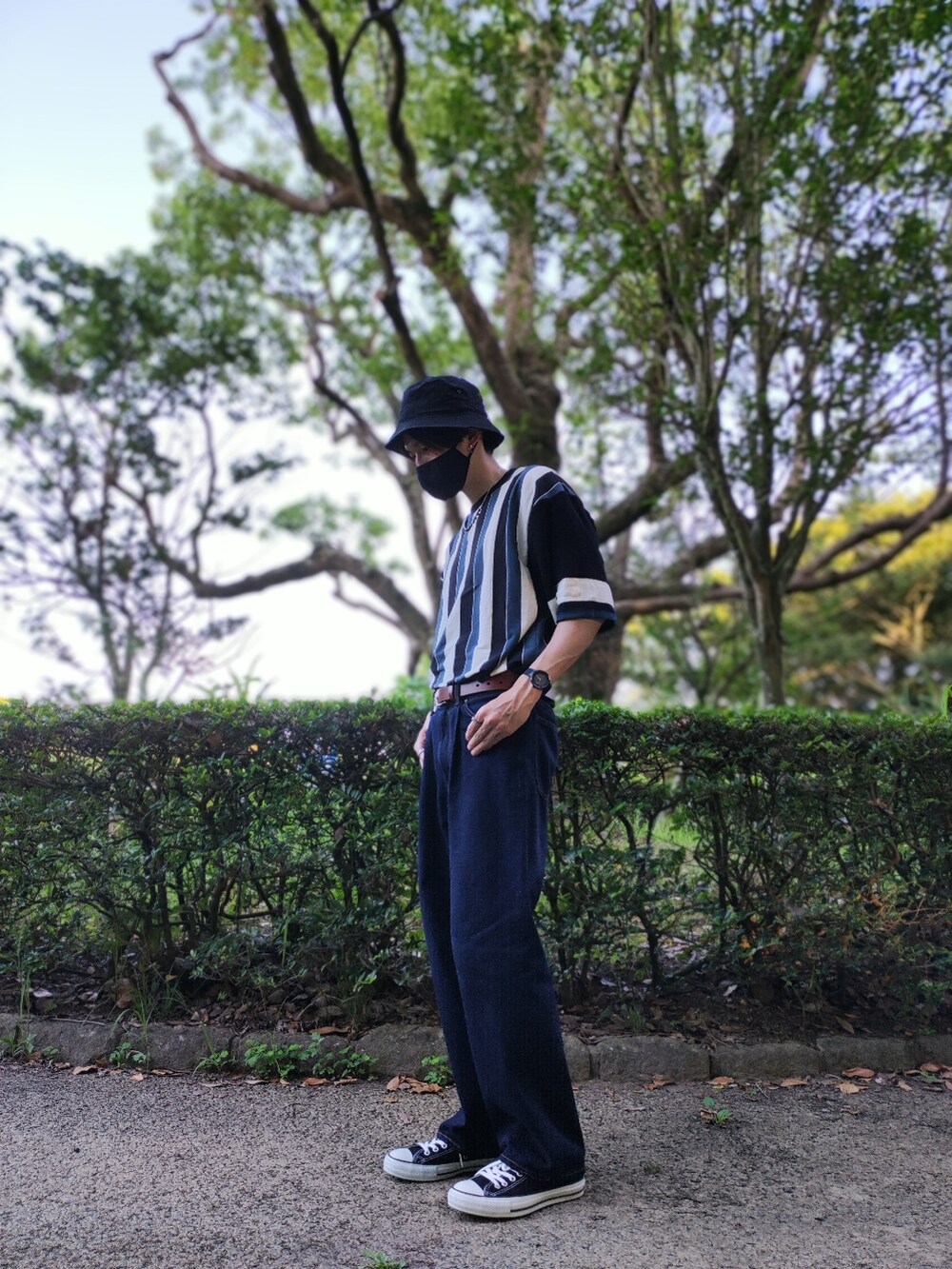 ブルー系のデニムパンツ、ブラック系のスニーカー、その他のTシャツ/カットソーを着用したメンズの夏コーディネートの3枚目の写真