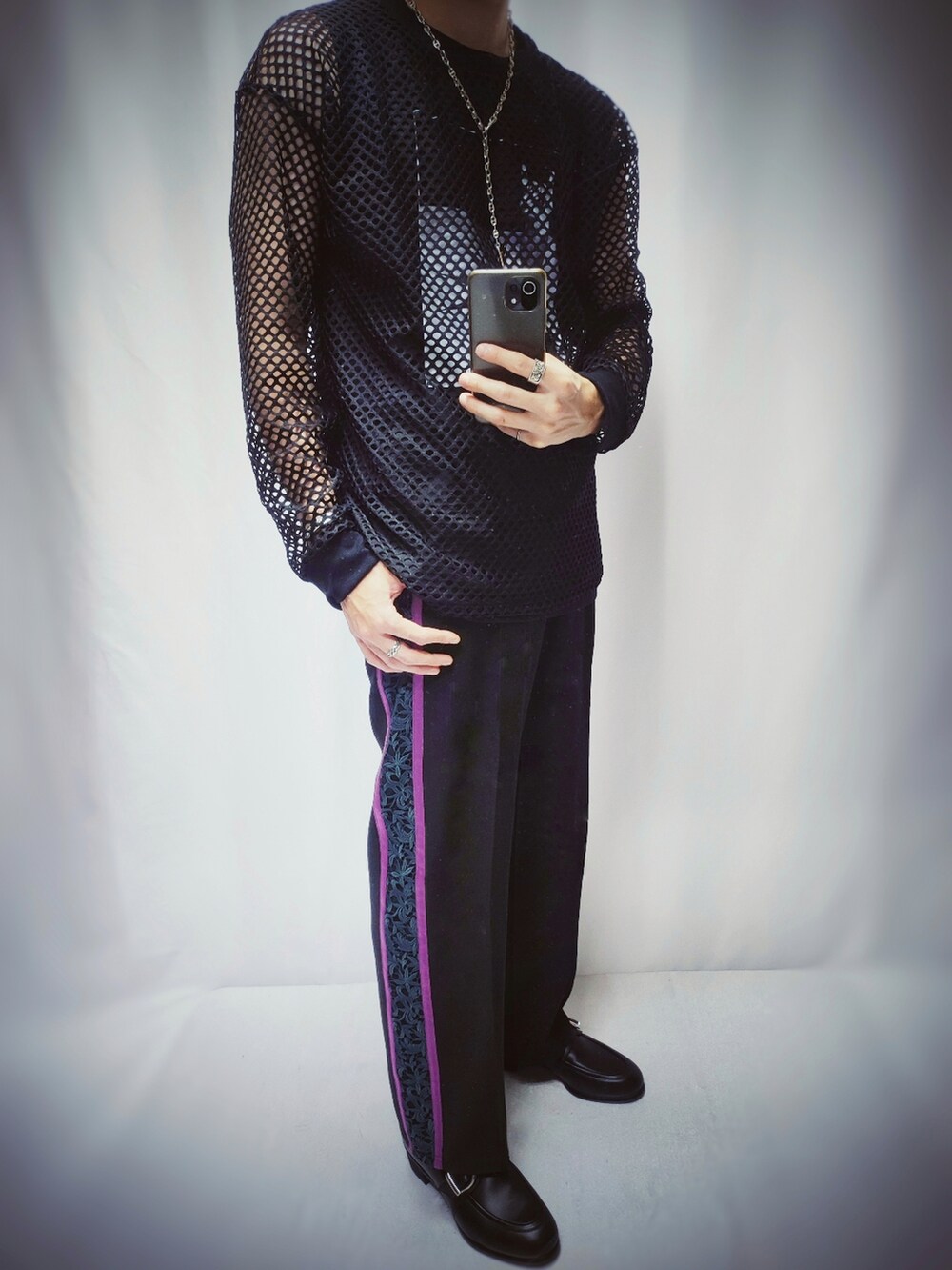 ブラック系のトップス、ブラック系のその他パンツ、ブラック系のドレスシューズを着用したメンズの夏コーディネートの2枚目の写真