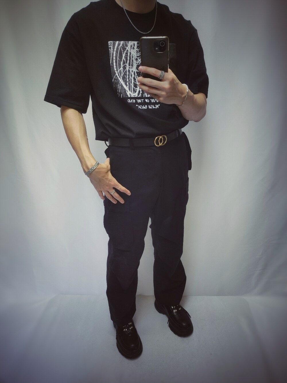 ブラック系のカーゴパンツ、ブラック系のスニーカー、ブラック系のTシャツ/カットソーを着用したメンズの夏コーディネートの2枚目の写真