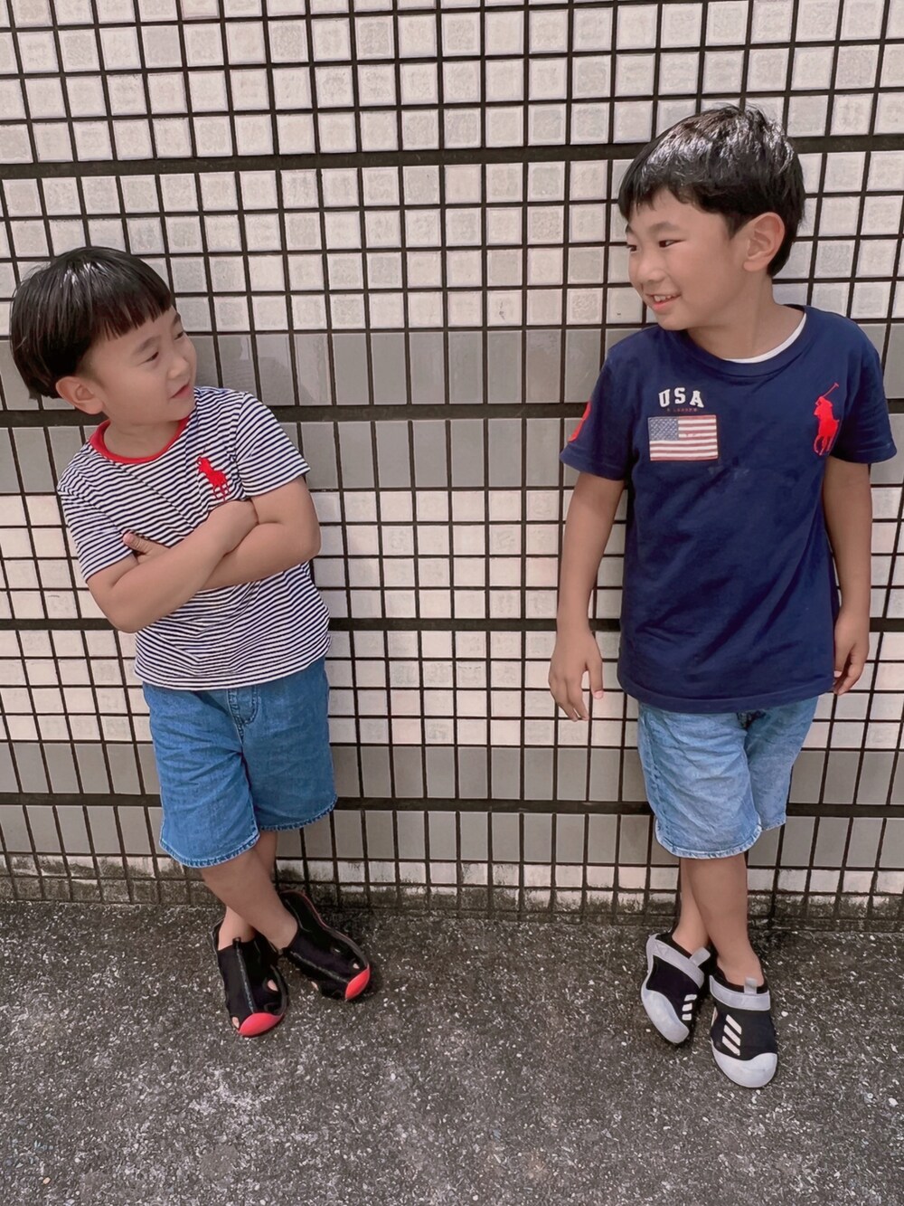 ブルー系のTシャツ/カットソー、ブルー系のTシャツ/カットソー、ブラック系のサンダルを着用したキッズの夏コーディネートの2枚目の写真