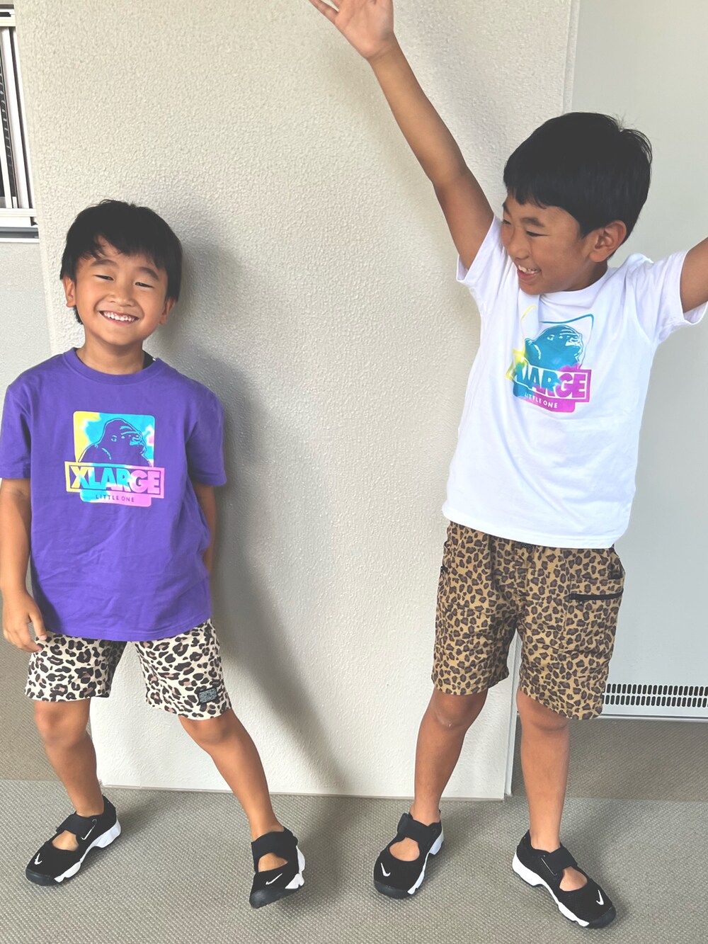 イエロー系のその他パンツ、ブラック系のスニーカー、ホワイト系のTシャツ/カットソーを着用したキッズの夏コーディネートの2枚目の写真