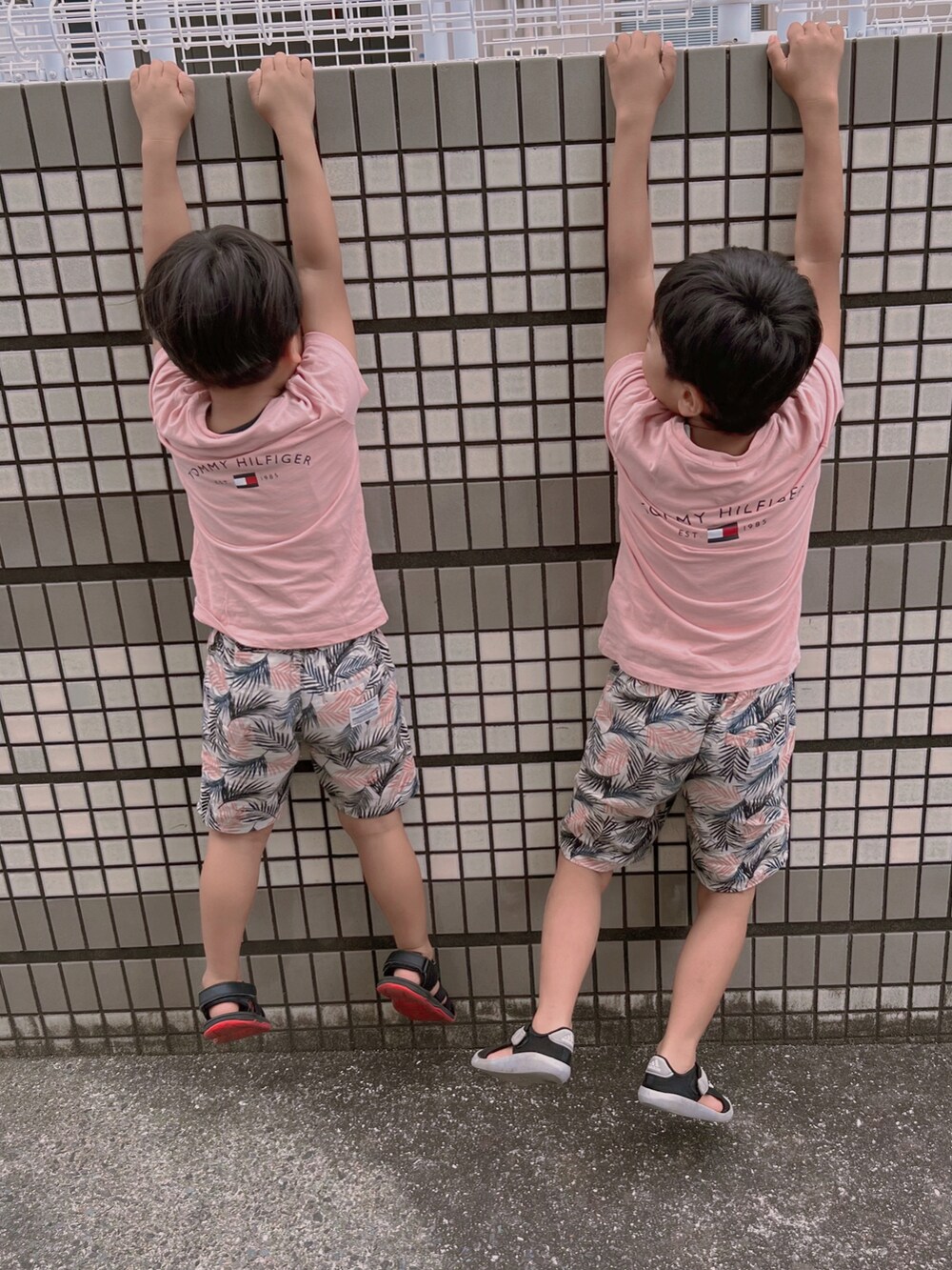 ピンク系のTシャツ/カットソー、ピンク系のTシャツ/カットソー、ベージュ系のその他パンツを着用したキッズの夏コーディネートの2枚目の写真