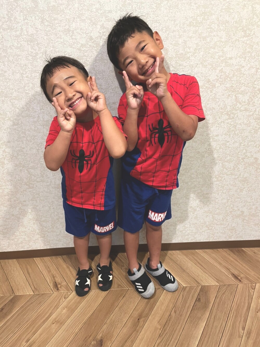 ブルー系のTシャツ/カットソー、ブラック系のサンダル、ブラック系のサンダルを着用したキッズの夏コーディネートの2枚目の写真
